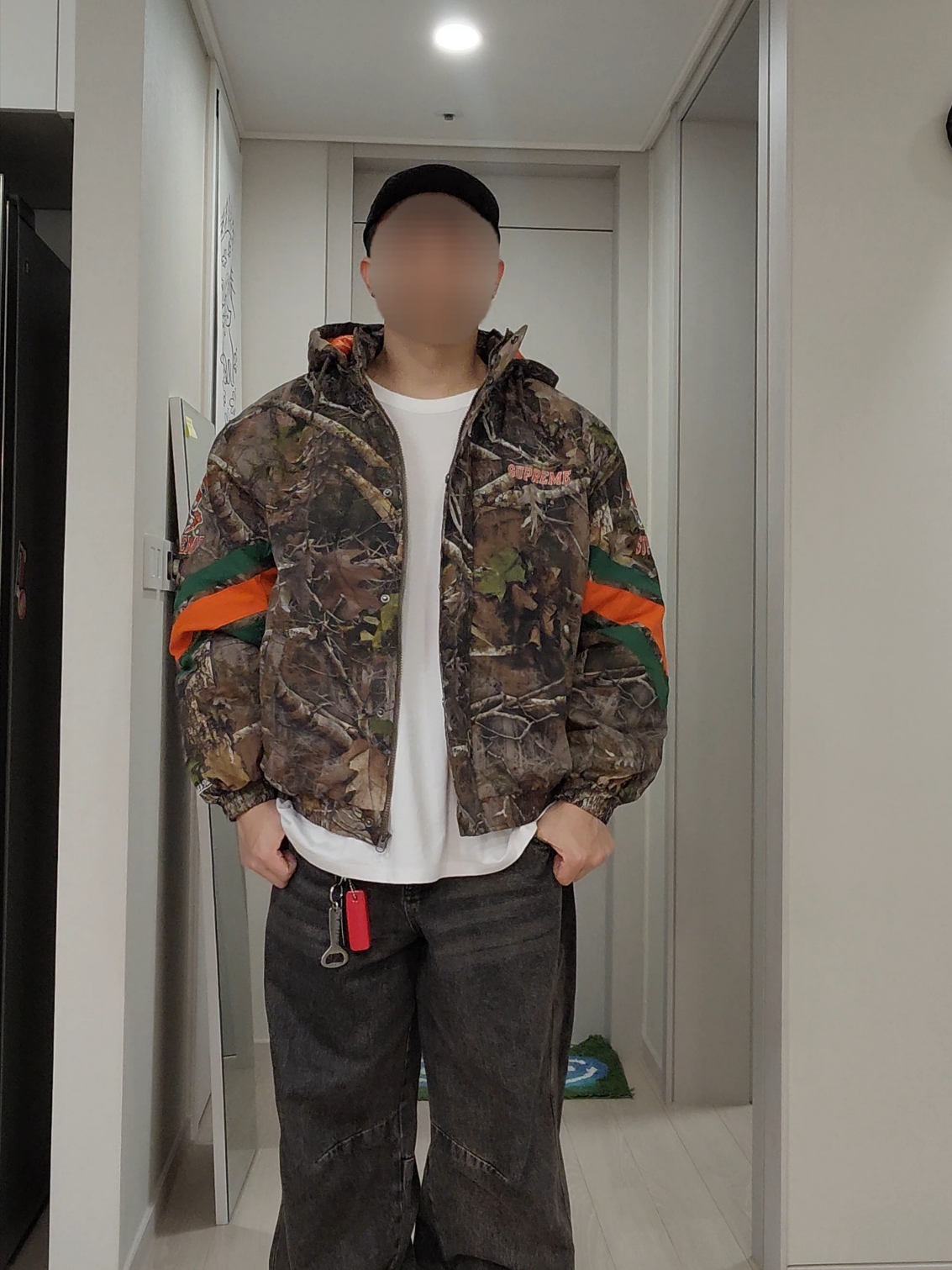 Supreme Mitchell & Ness NCAA Hooded Stadium Jacket TrueTimber Kanati Camo - 24FW, Supreme Box Logo Hooded Sweatshirt Ash Grey - 23FW 착용 스타일 - 1