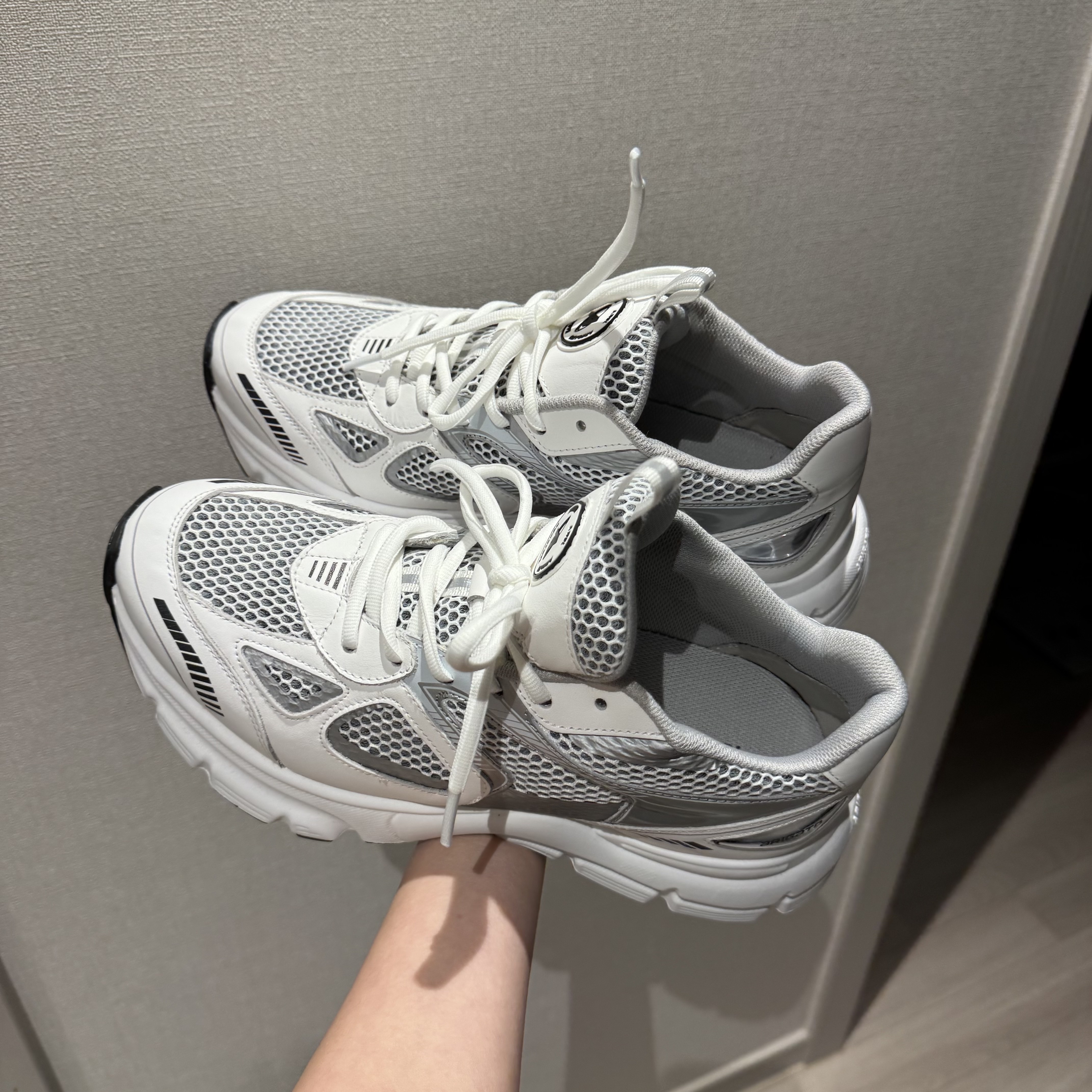 Axel Arigato Marathon Runner White Silver 착용 스타일