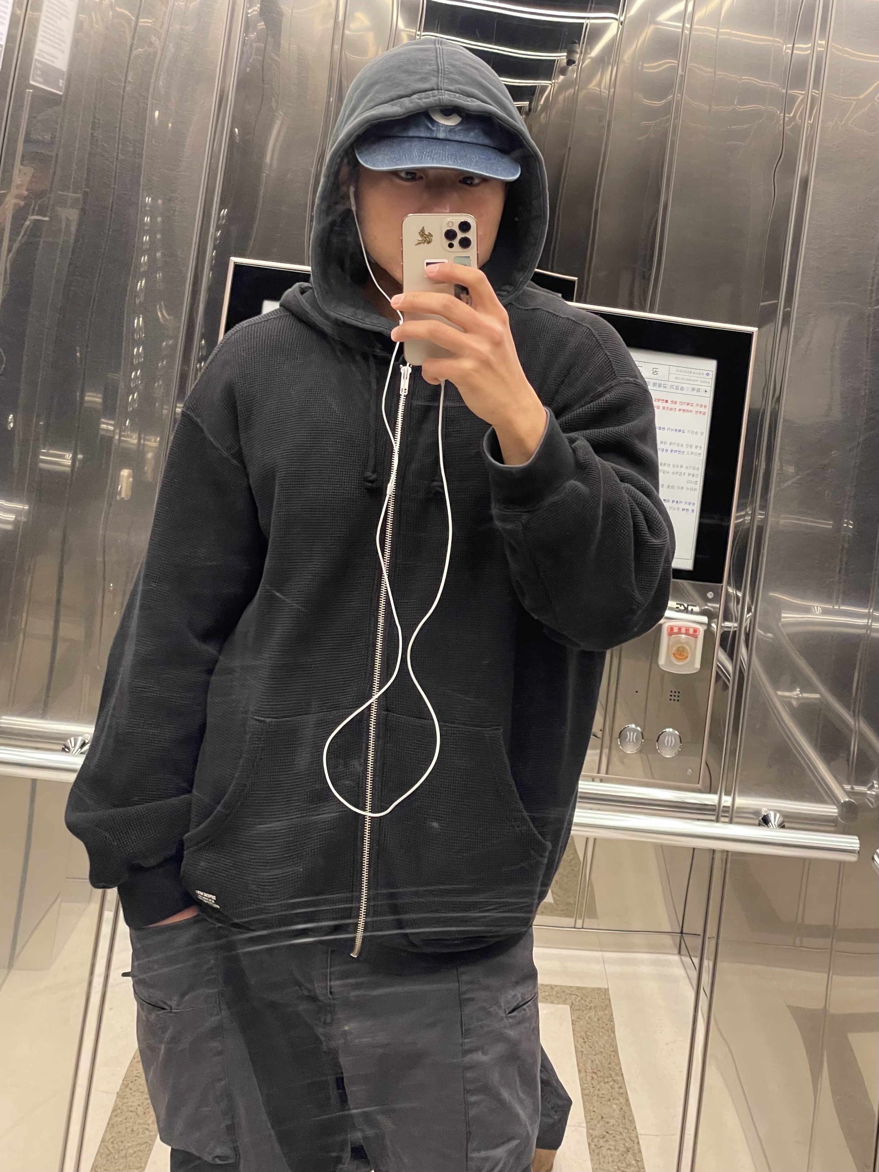 Supreme Hooded Zip Up Thermal Black - 24SS, Supreme Kevlar Denim S Logo 6-Panel Indigo - 22SS 착용 스타일