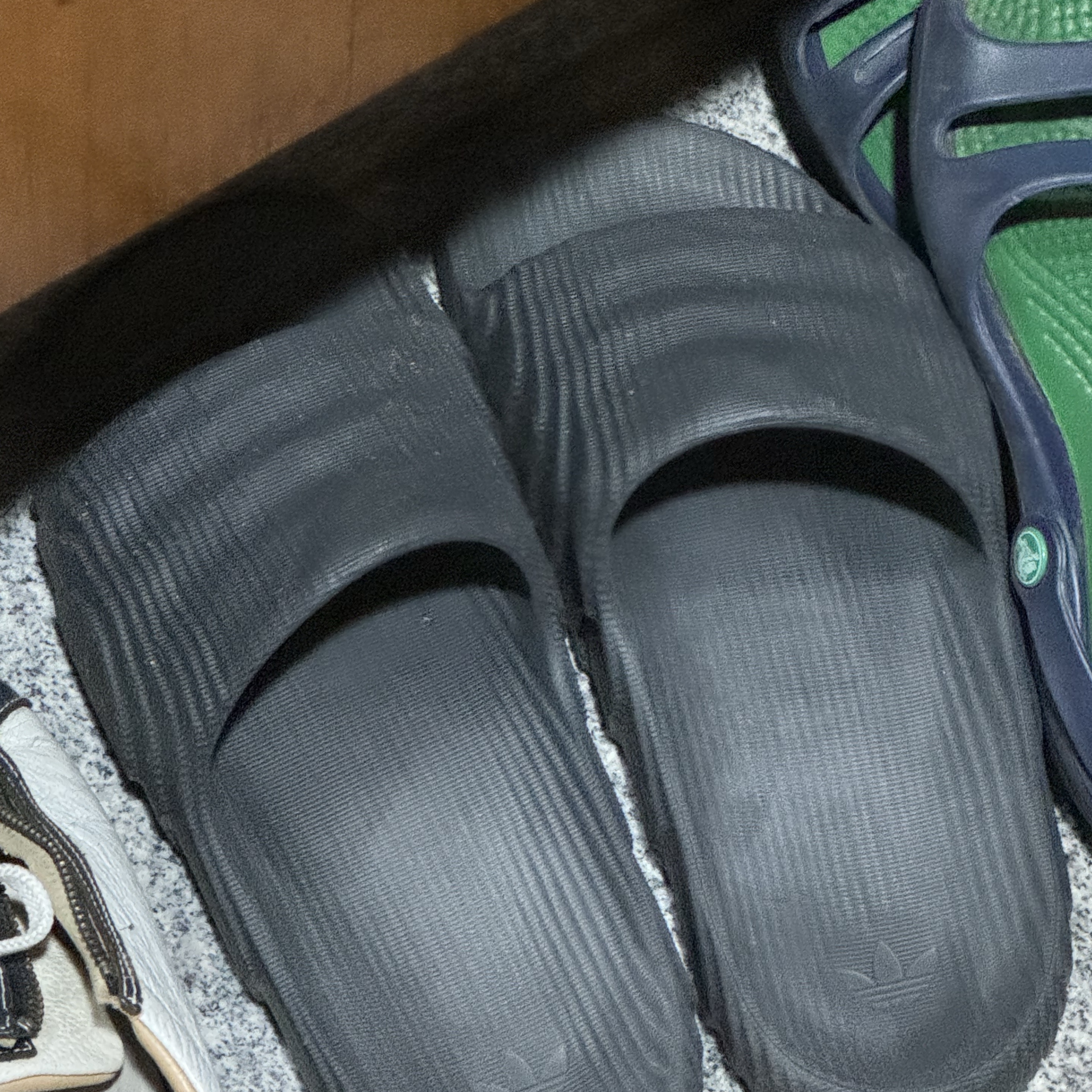 Adidas Adilette 22 Carbon 착용 스타일