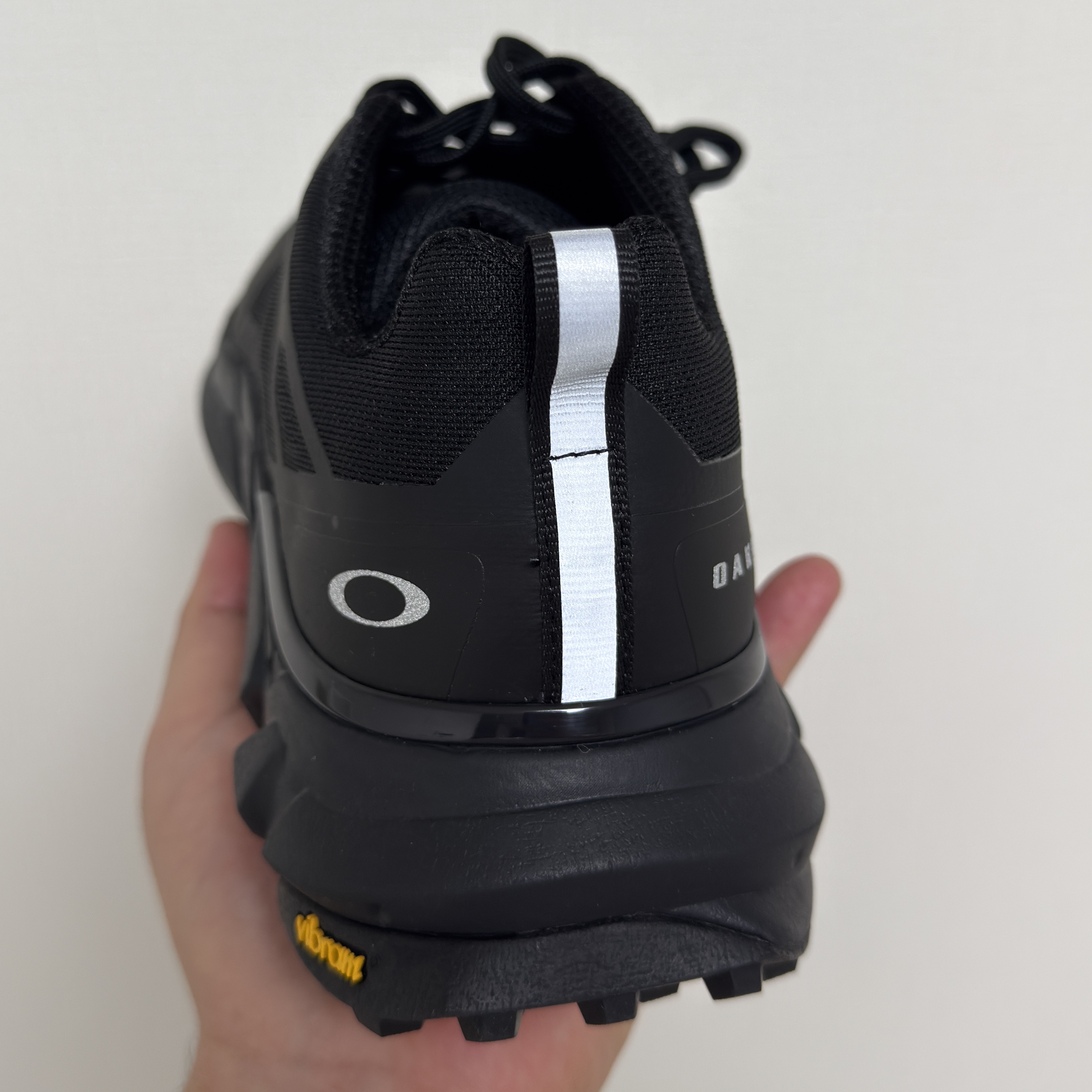 Oakley Light Breathe Triple Black 착용 스타일 - 2