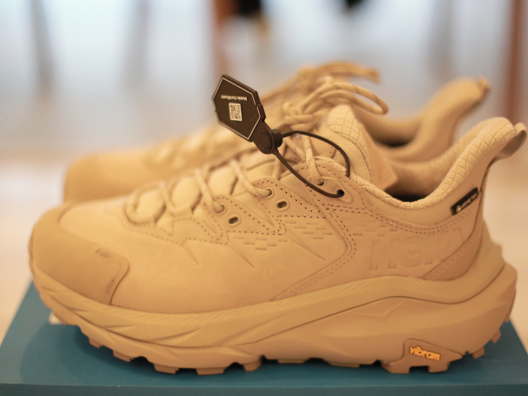 Hoka Kaha 2 Low Gore-Tex Oxford Tan 착용 스타일 - 1
