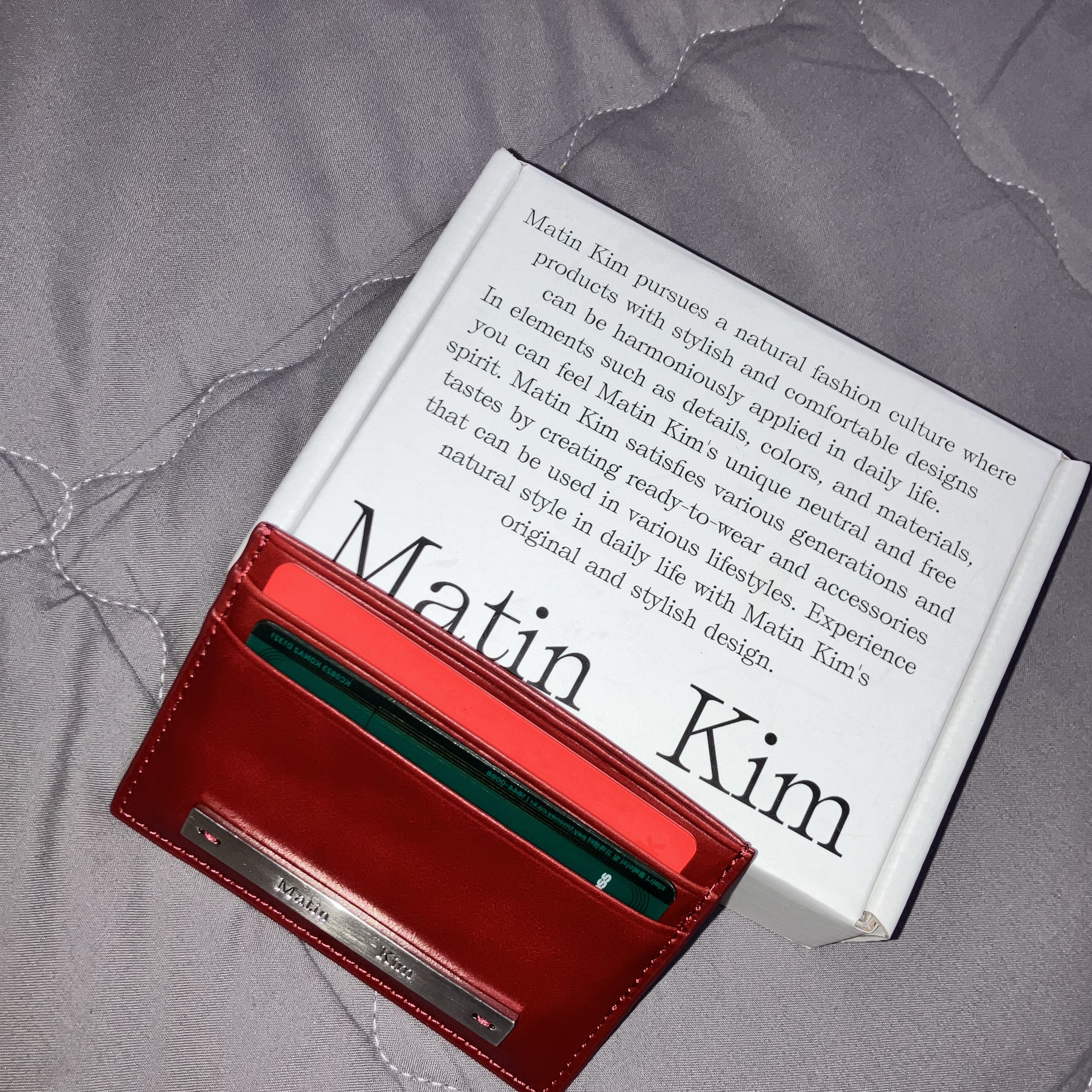 Matin Kim Vintage Card Wallet Red 착용 스타일