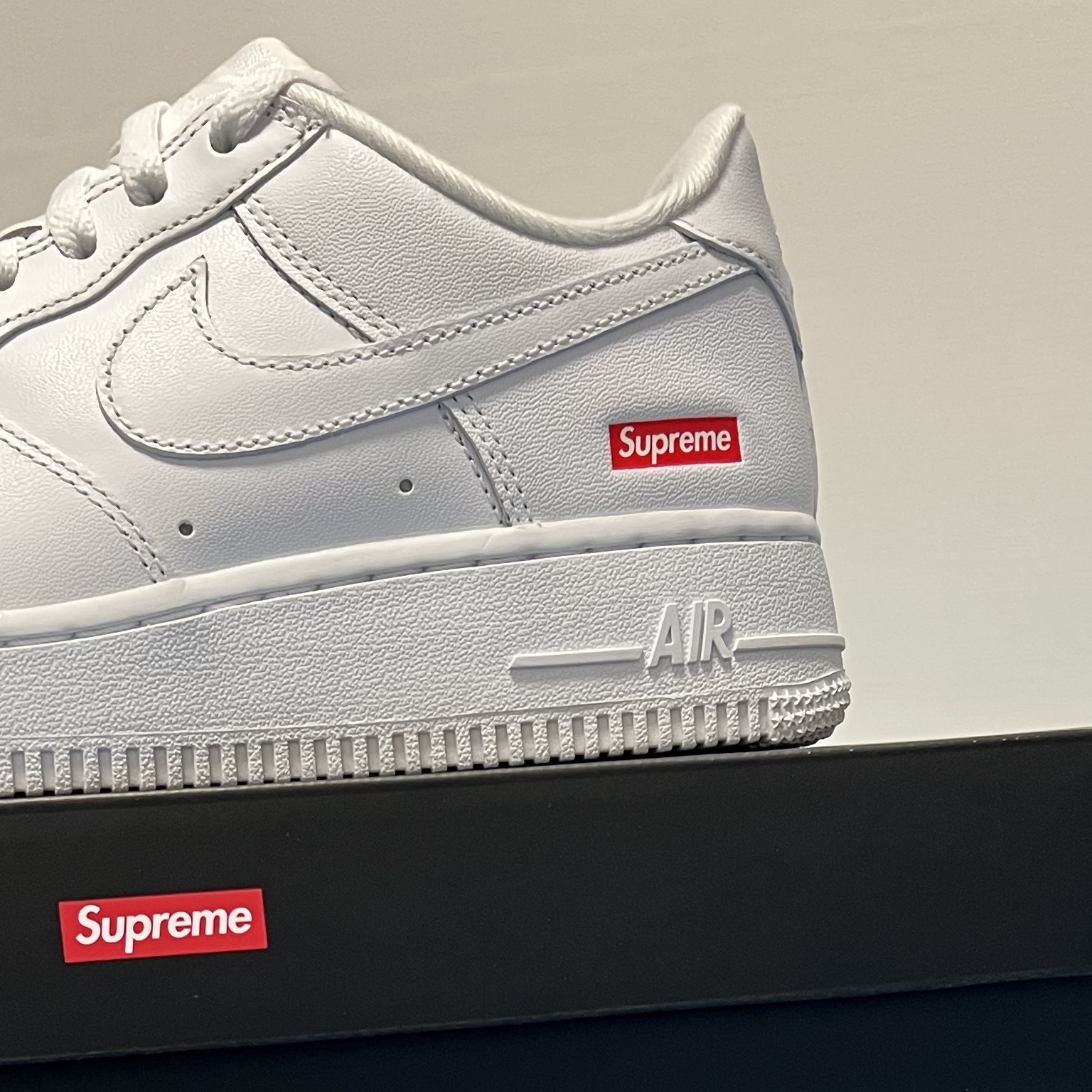 Nike x Supreme Air Force 1 Low White 착용 스타일