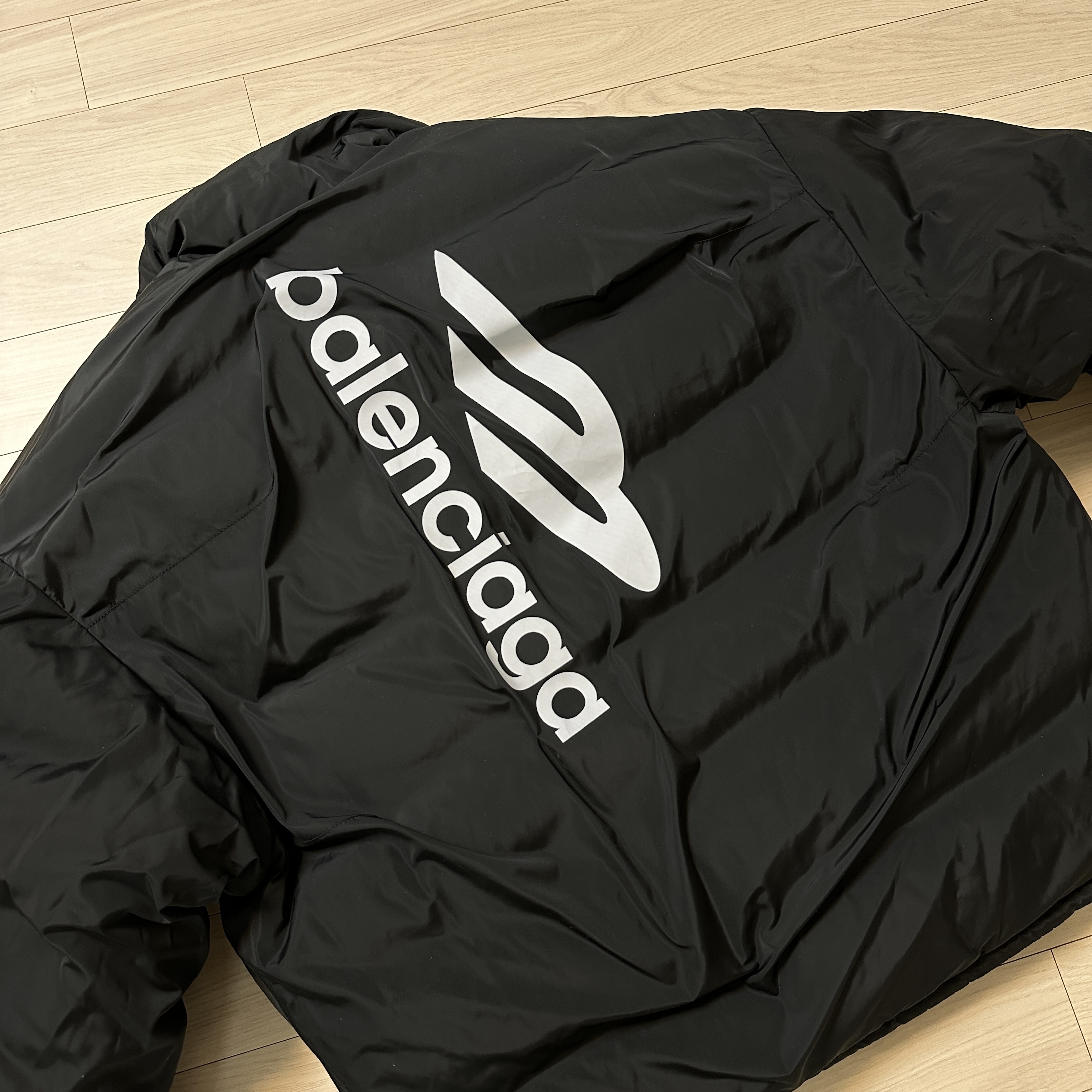 Balenciaga Logo Reversible Puffer Down Jacket Black 착용 스타일 - 3