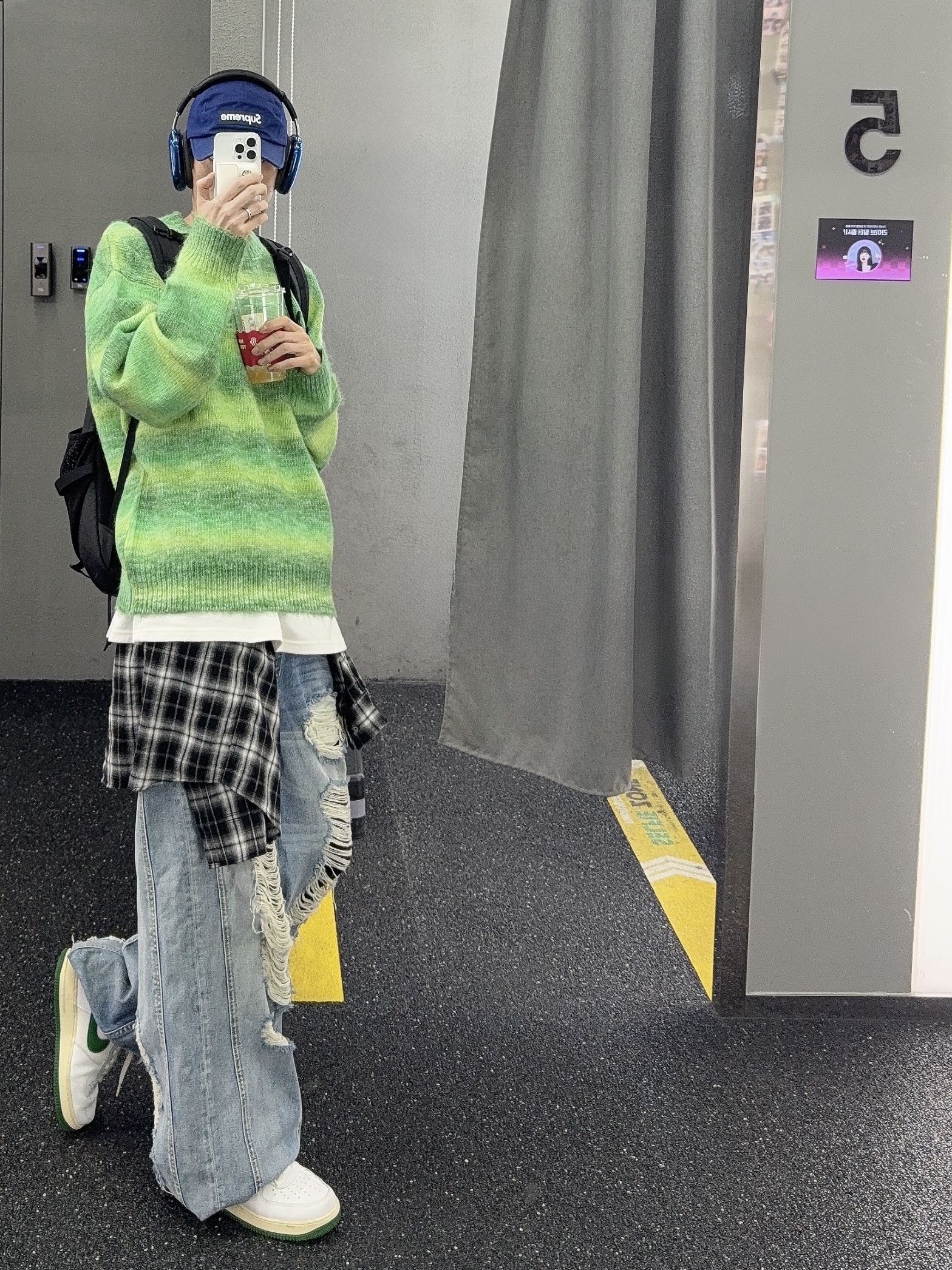 Nike Air Force 1 '07 LV8 Varsity White Pine Green, Supreme Backpack Black - 23FW 착용 스타일 - 2