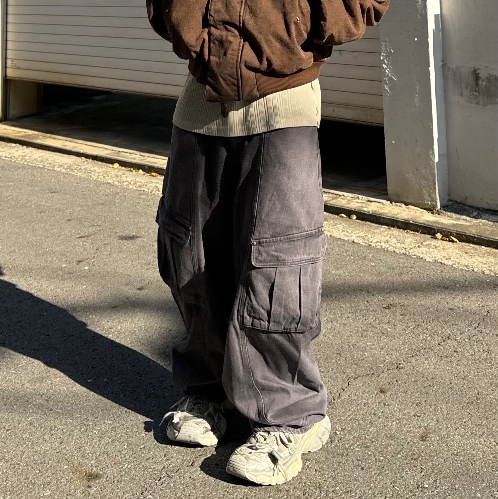 [KREAM 단독] Ballute Curved Cargo Cutting Line Pants 착용 스타일 - 4