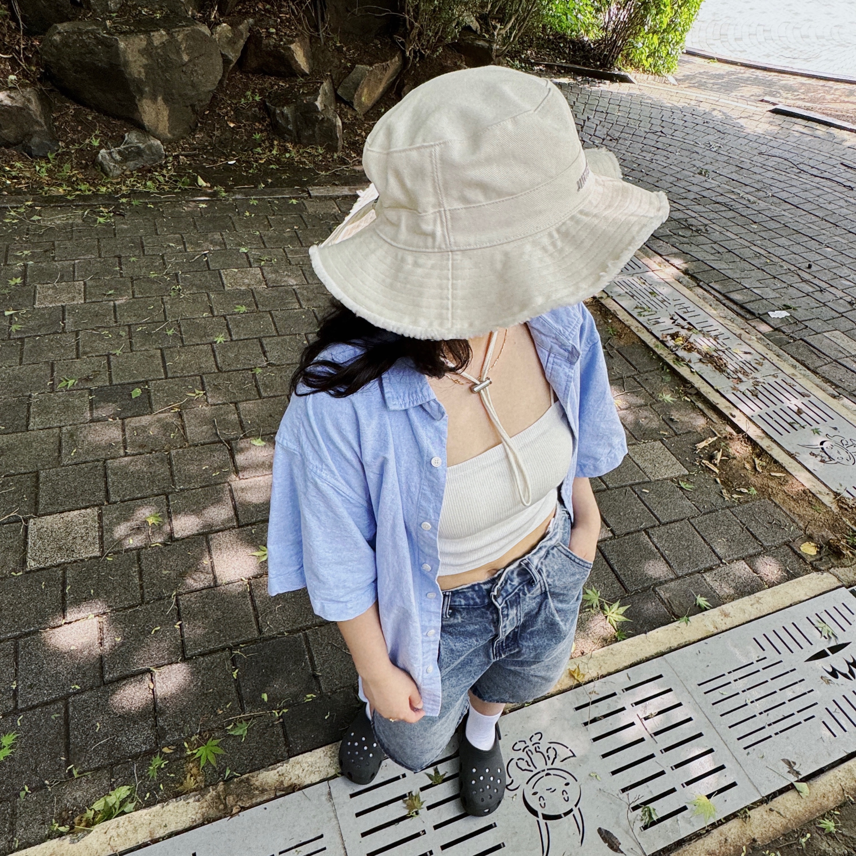 Jacquemus Le Bob Artichaut Bucket Hat Off White 착용 스타일