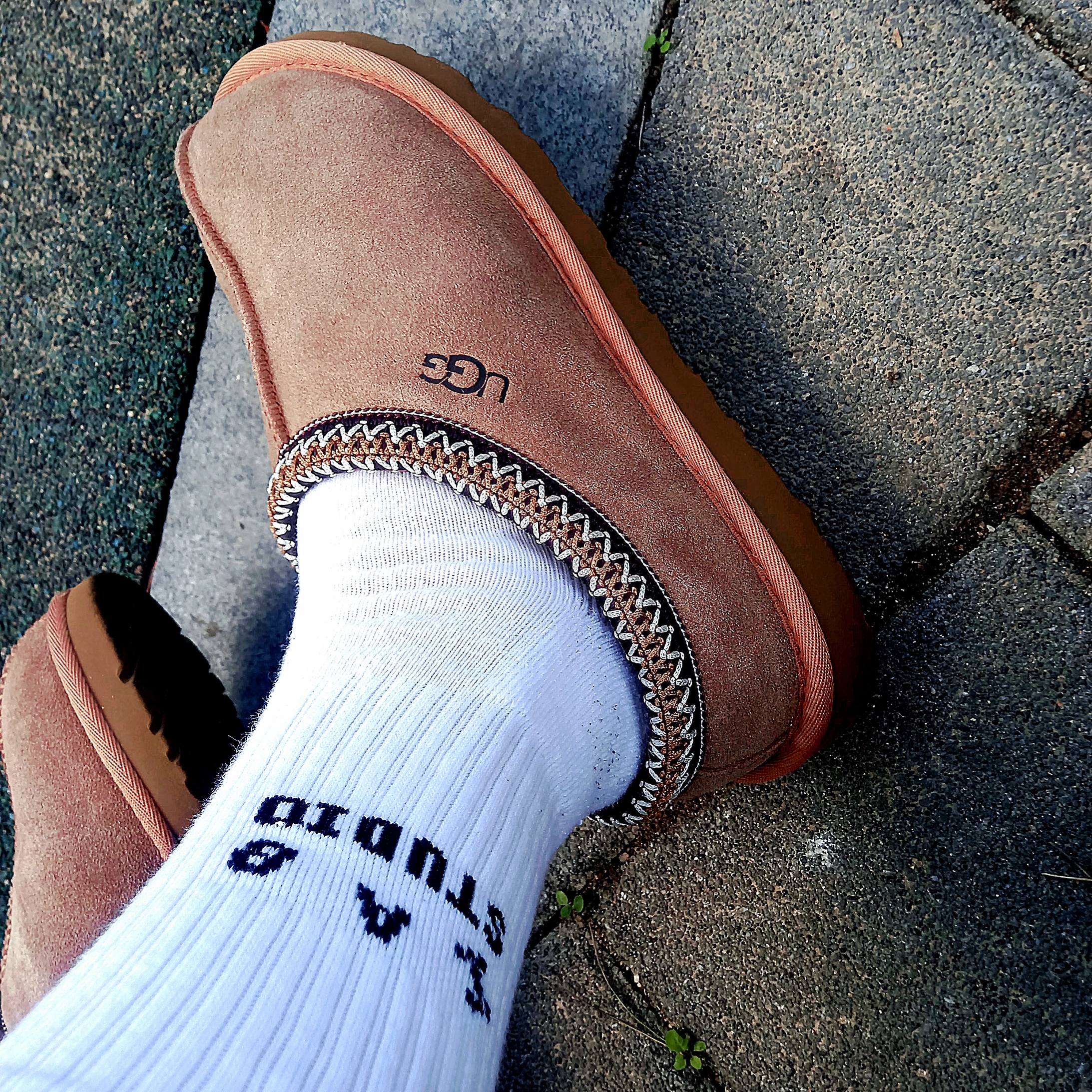UGG Tasman Slipper Chestnut, IAB Studio Socks Pack White Black 착용 스타일 - 2