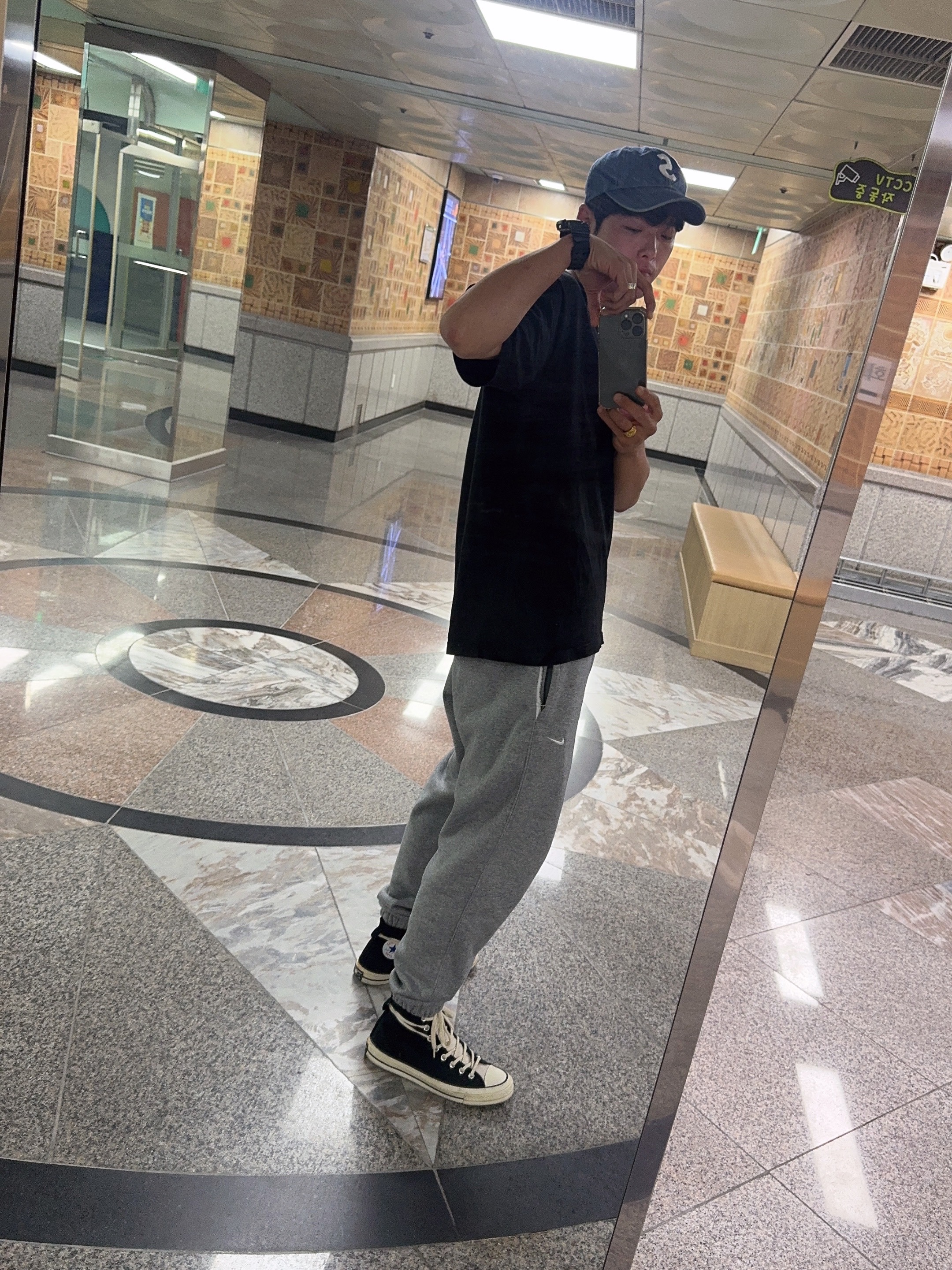 Supreme Kevlar Denim S Logo 6-Panel Indigo - 22SS, Supreme Futura Box Logo T-Shirt Black - 24SS 착용 스타일 - 1