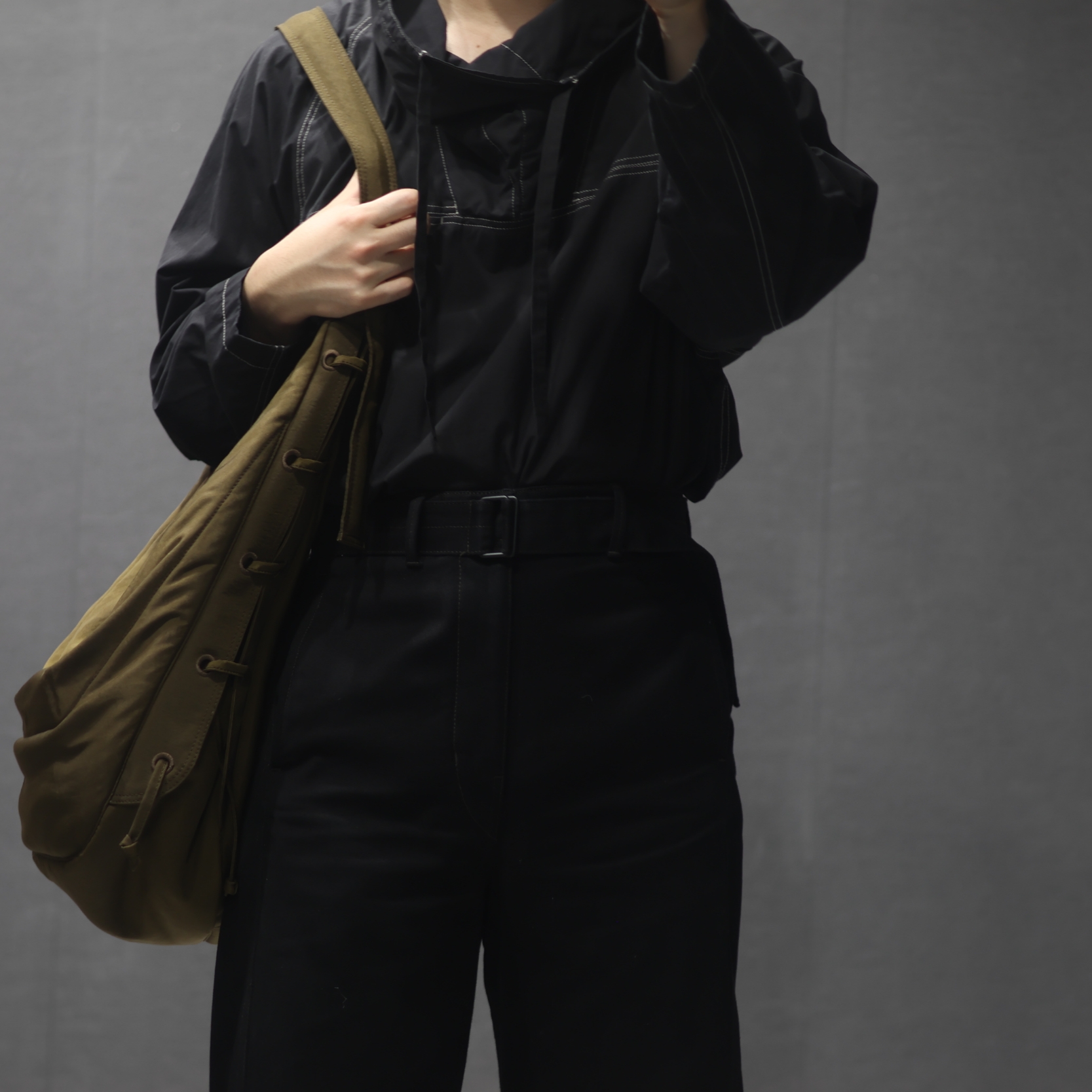 Lemaire Anorak Top Black, Lemaire Twisted Belted Pants Heavy Denim Black 착용 스타일 - 1