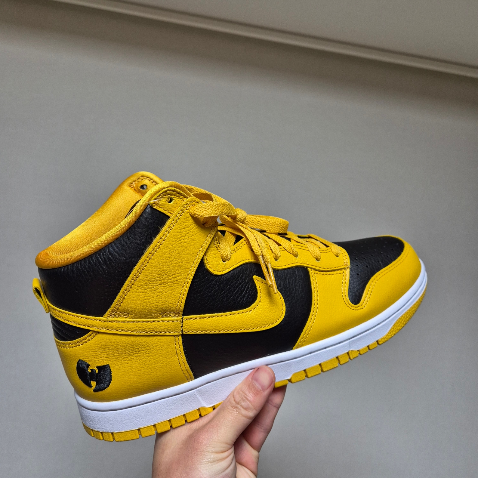 Nike Wu-Tang Clan Dunk High Black and Pollen 착용 스타일