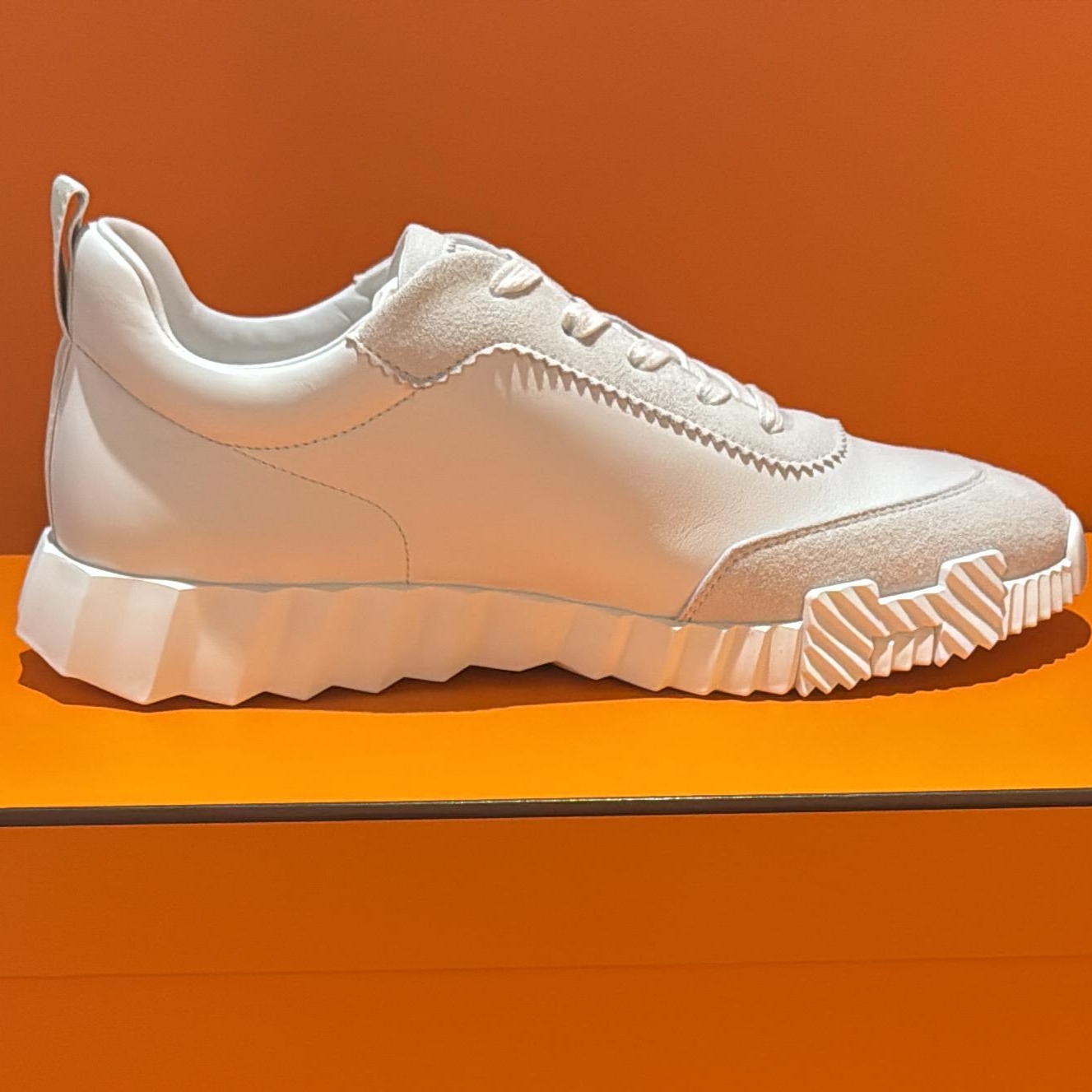 Hermes Bouncing Sneakers Calfskin Suede Goatskin & Blanc 착용 스타일 - 2