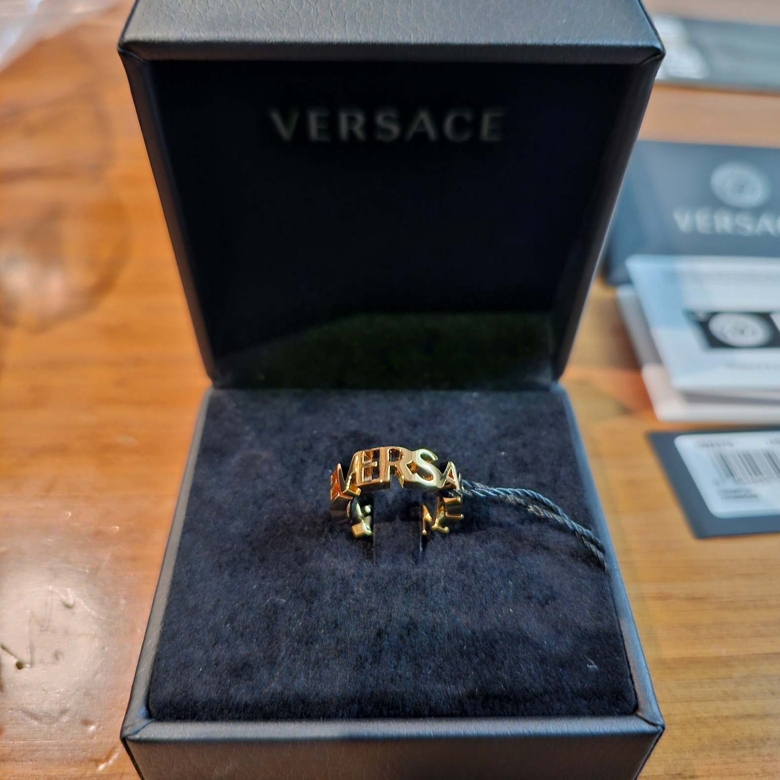Versace Logo Ring Gold 착용 스타일 - 2