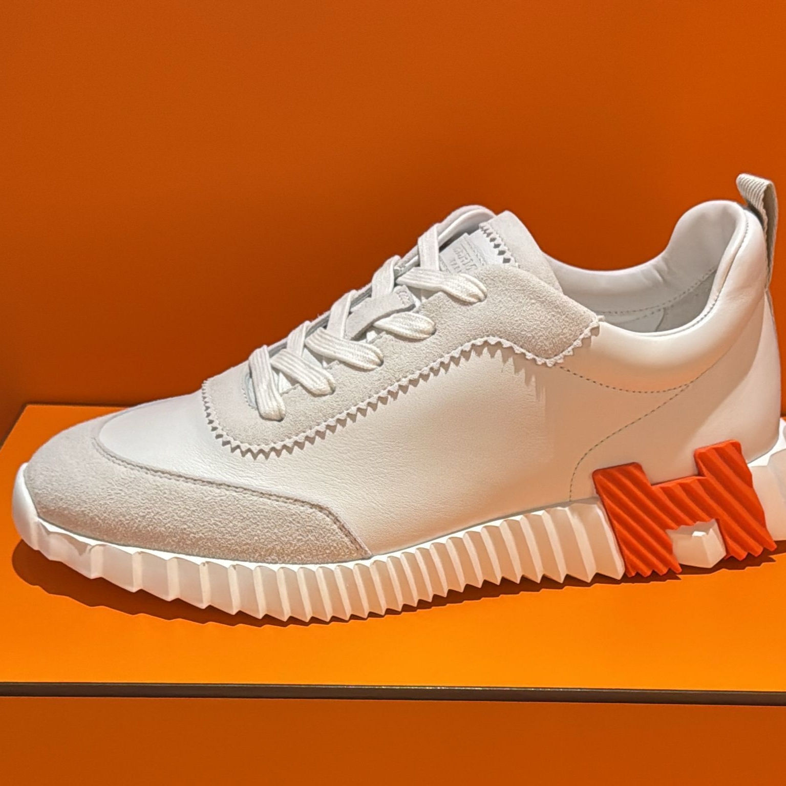 Hermes Bouncing Sneakers Calfskin Suede Goatskin & Blanc 착용 스타일 - 1