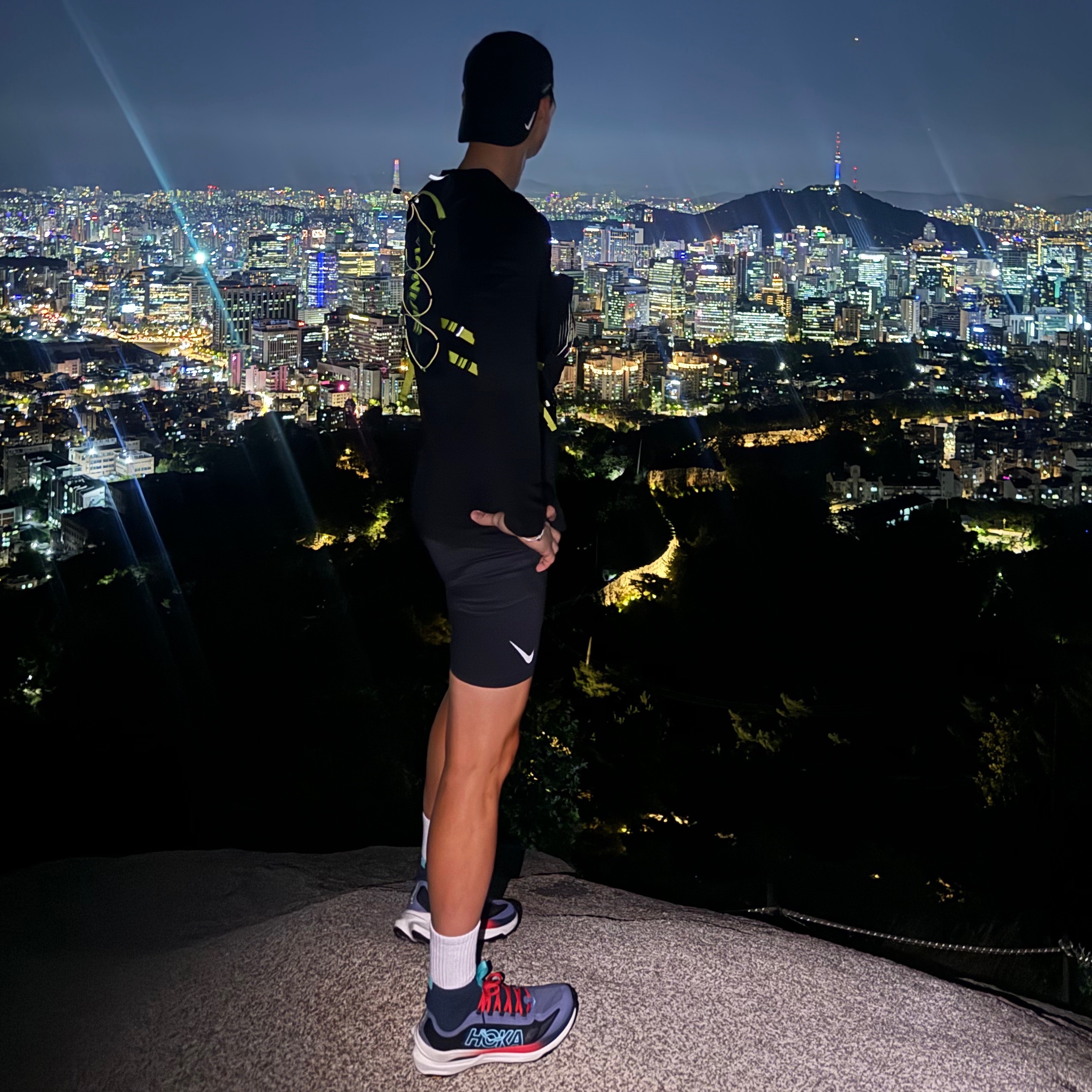 Hoka Tecton X 3 Stormy Skies Cerise 착용 스타일