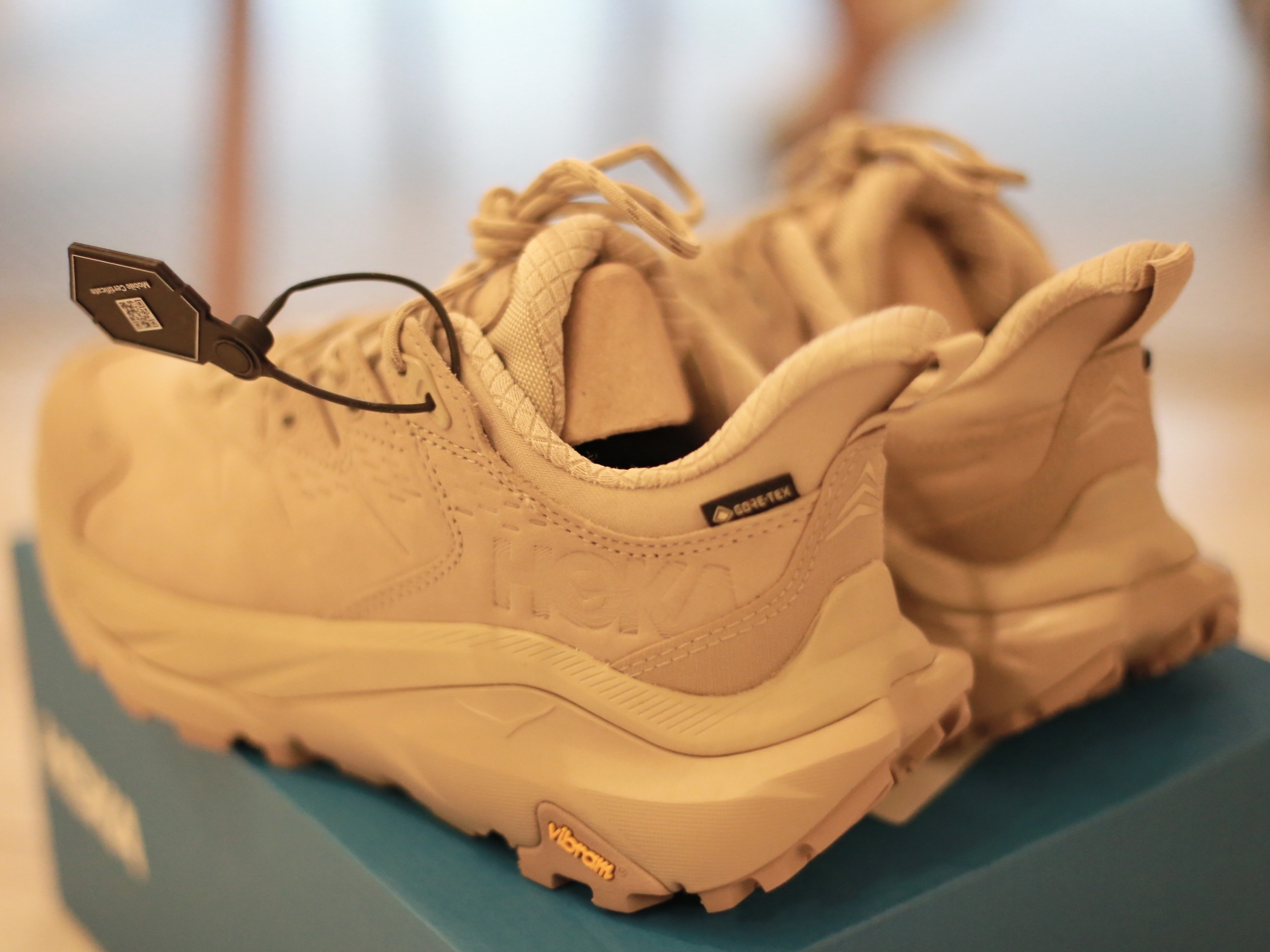 Hoka Kaha 2 Low Gore-Tex Oxford Tan 착용 스타일 - 3