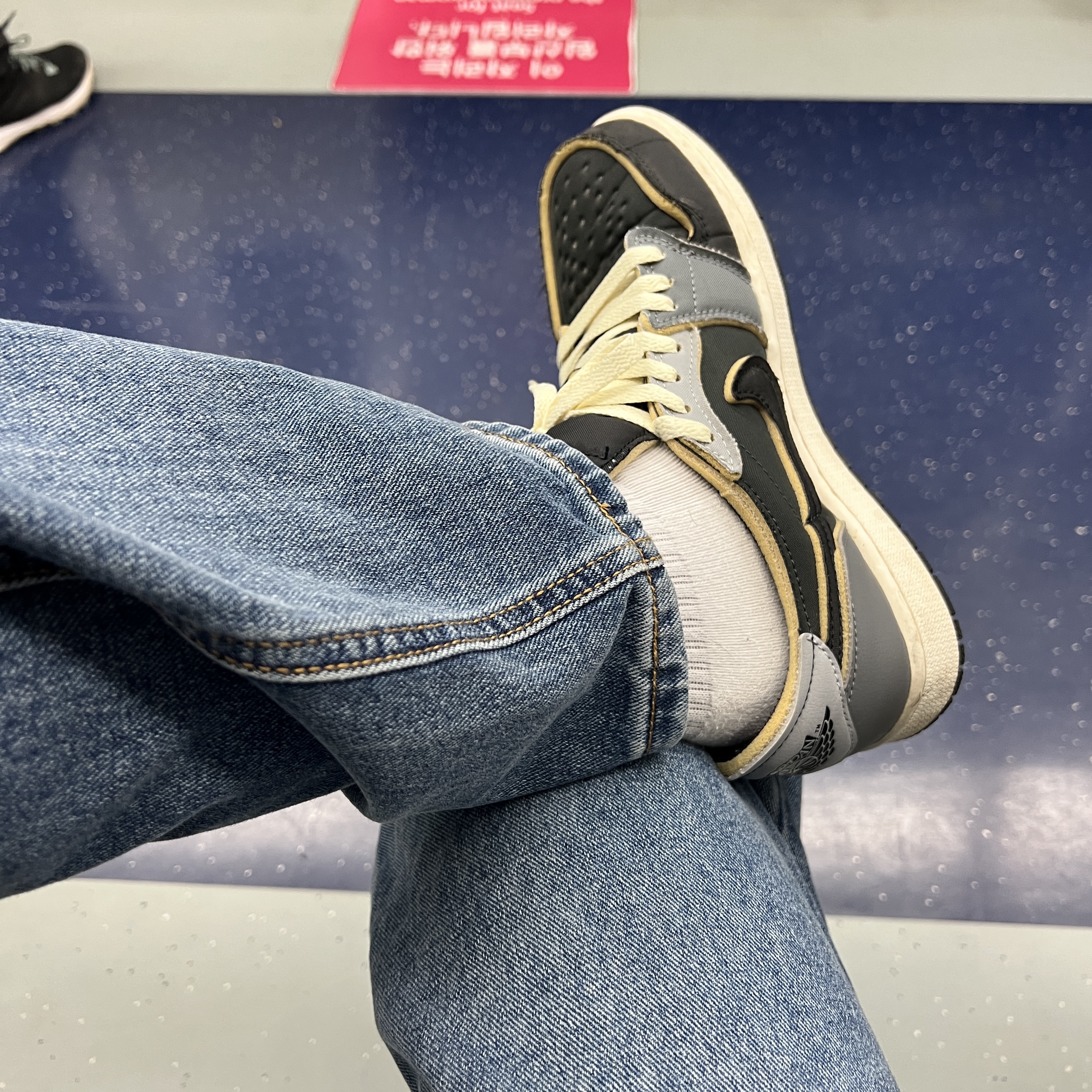 Jordan 1 Retro Low OG EX Black and Smoke Grey 착용 스타일