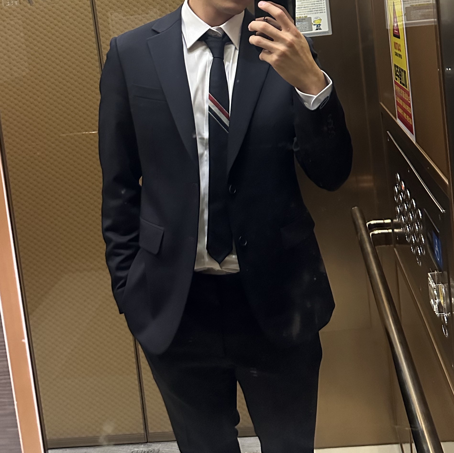 Thom Browne Engineered Stripe Necktie in Wool Navy 착용 스타일