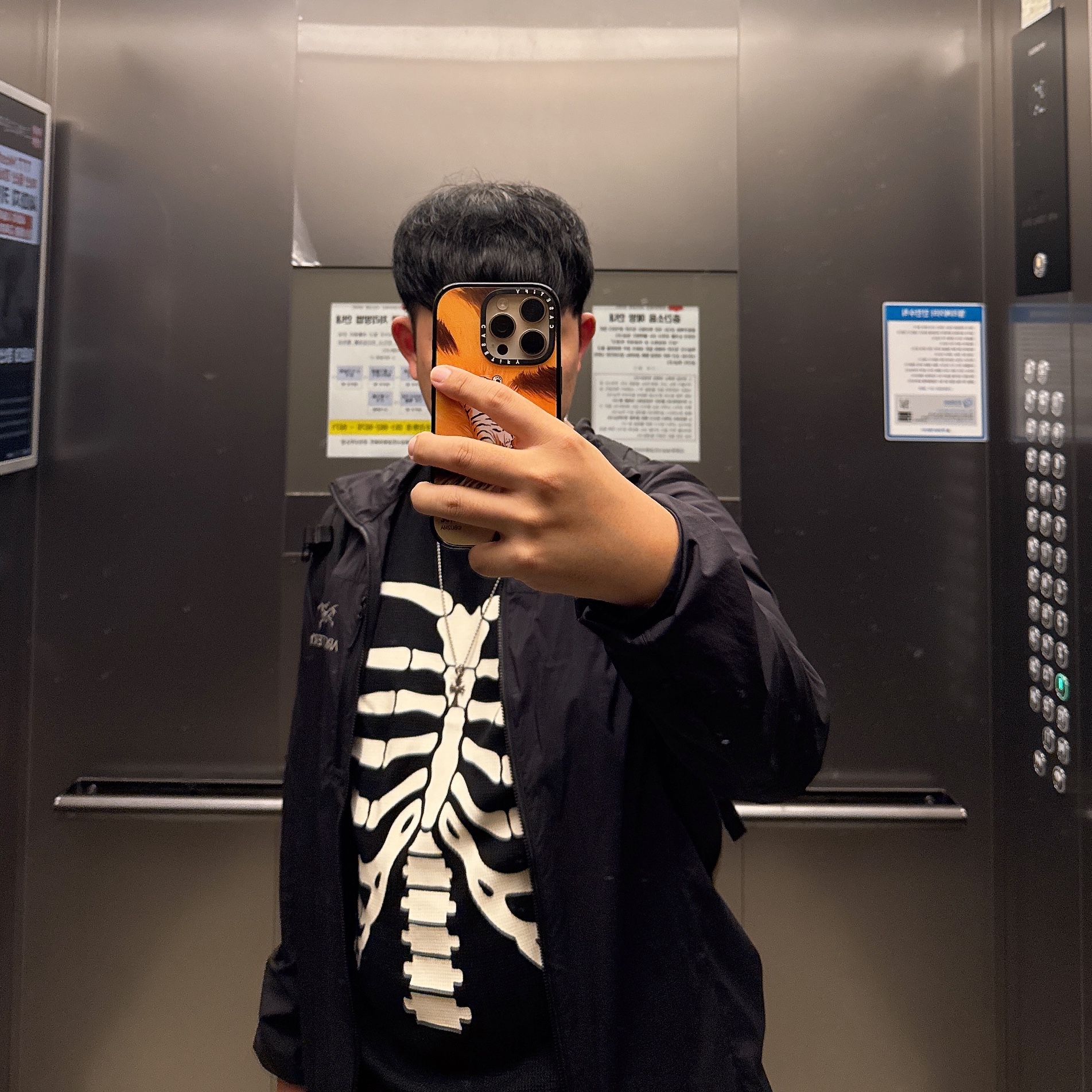 Supreme Hanes Bones Thermal Crew Black (1 Pack), Arc'teryx Squamish Hoody Black 착용 스타일