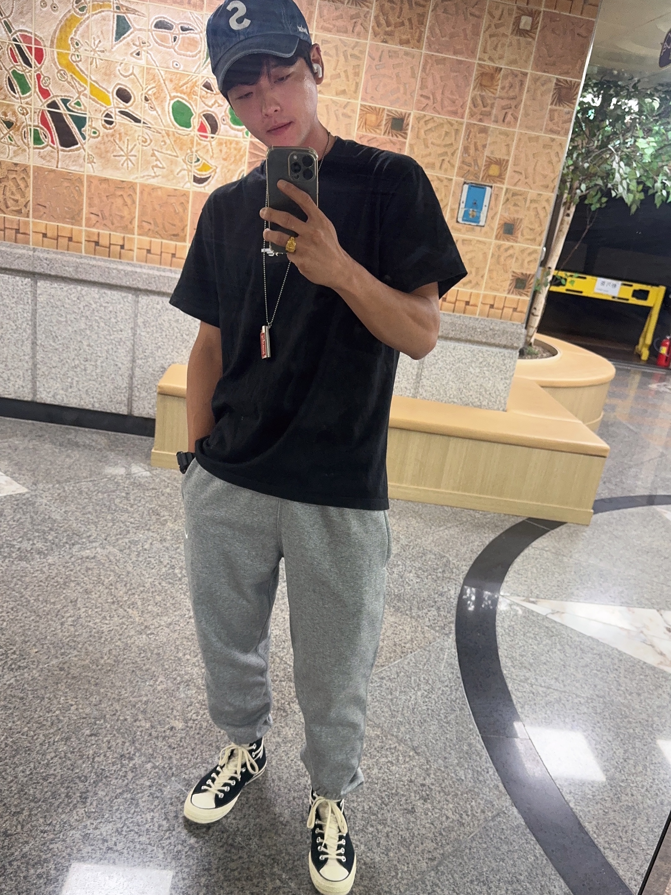 Supreme Kevlar Denim S Logo 6-Panel Indigo - 22SS, Supreme Futura Box Logo T-Shirt Black - 24SS 착용 스타일 - 3