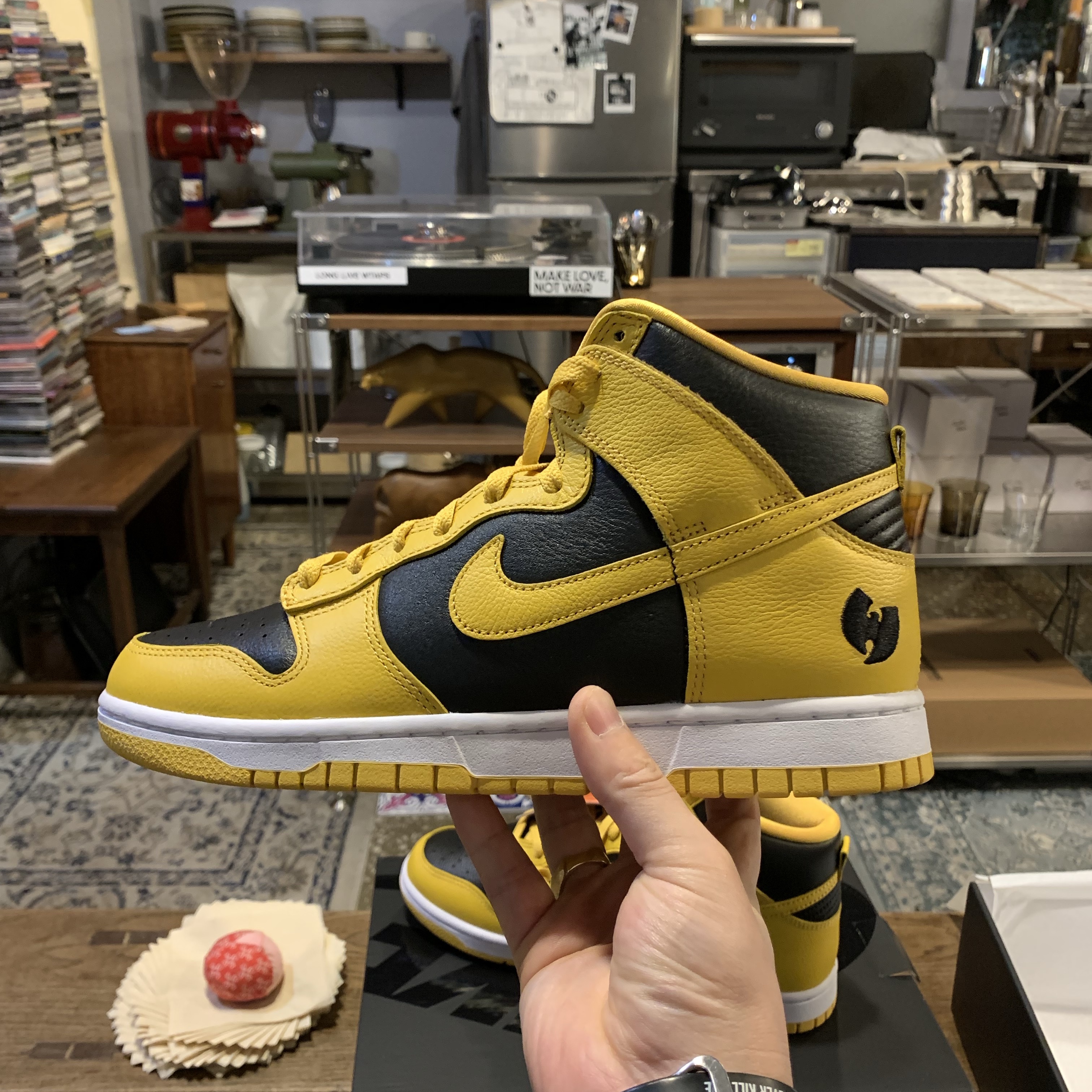 Nike Wu-Tang Clan Dunk High Black and Pollen 착용 스타일