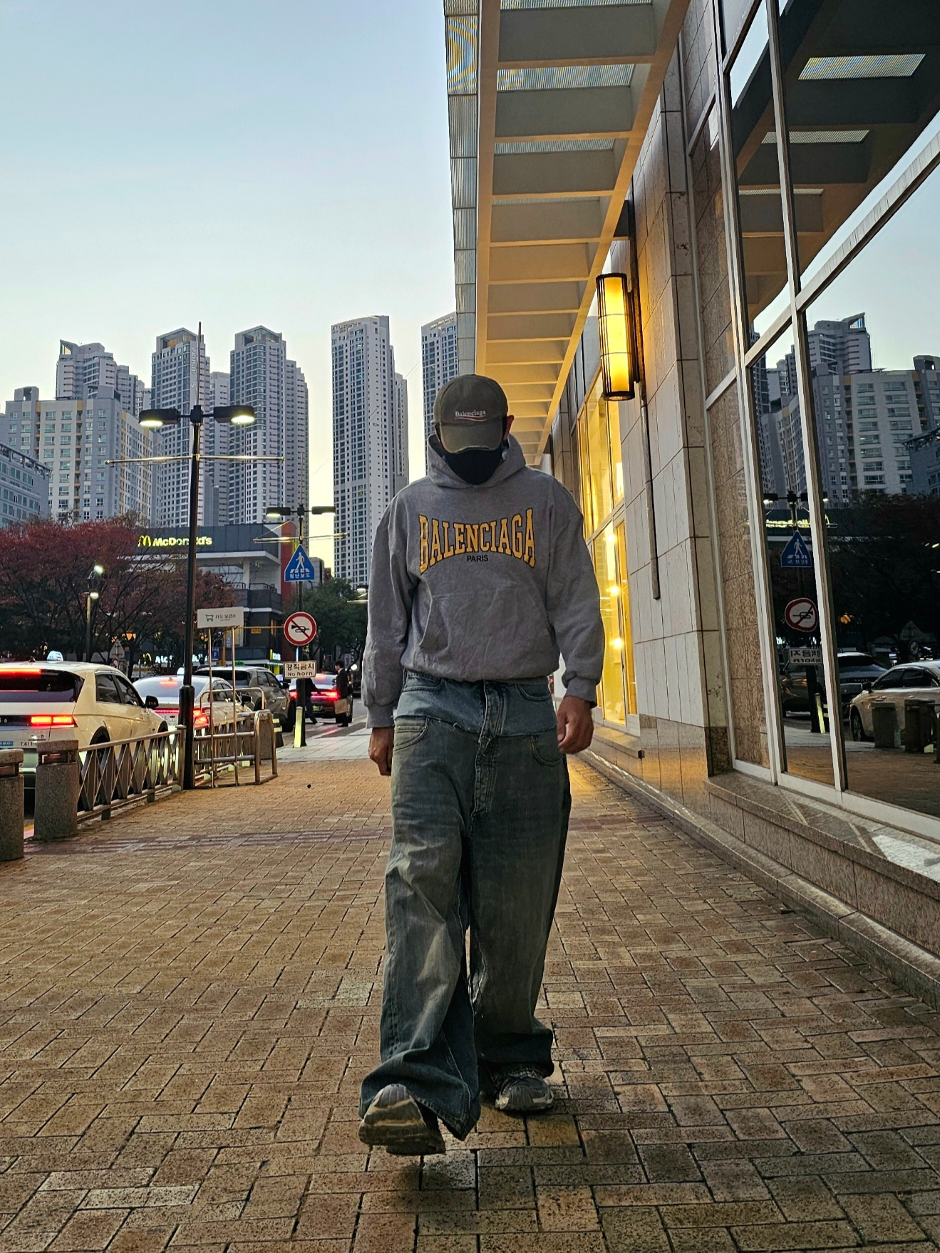Balenciaga Up Baggy Pants Blue, Balenciaga Stapler Sneaker Beige Grey 착용 스타일 - 1
