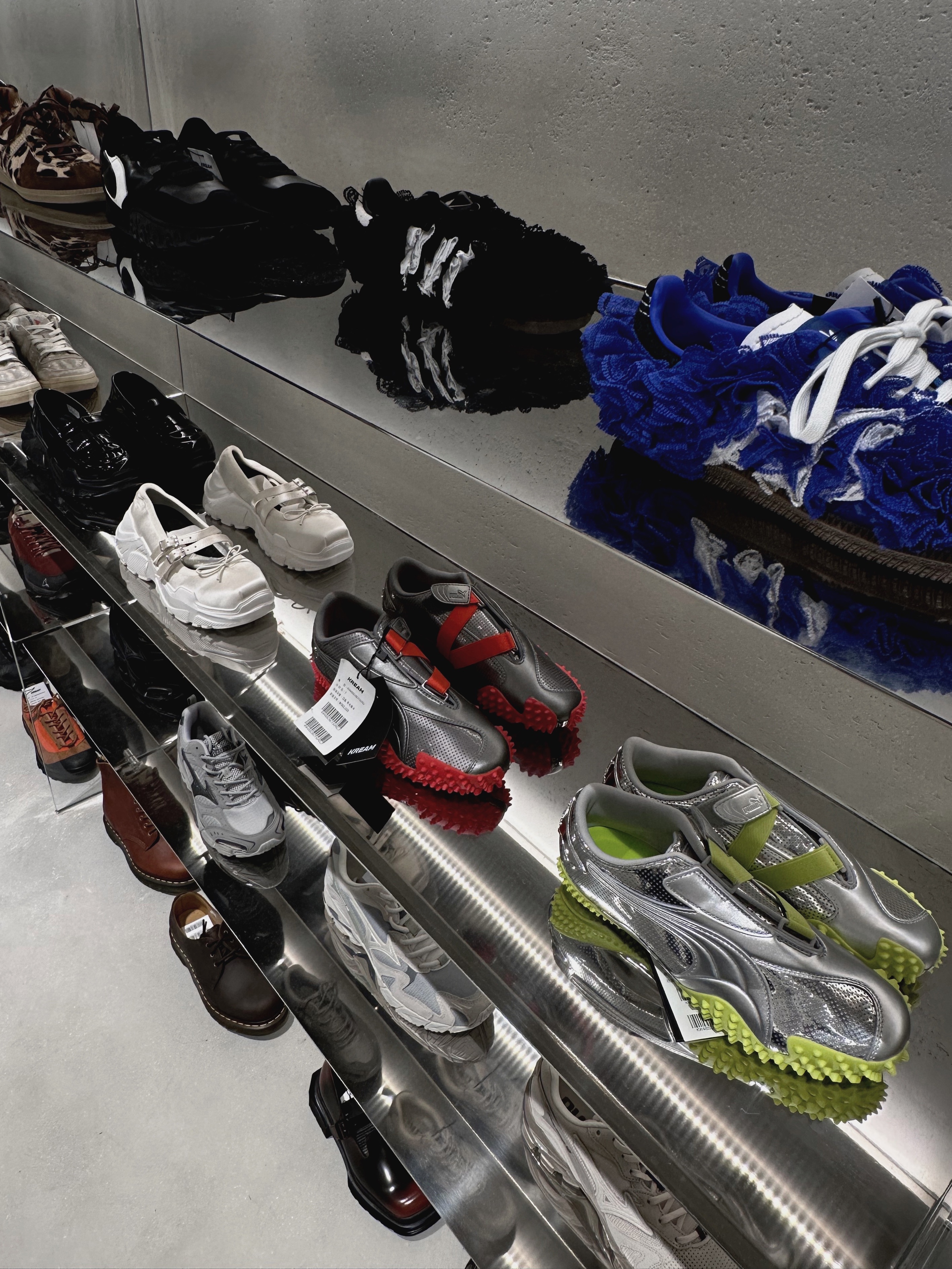 Prada Pocono Nylon Quilted Chain Shoulder Bag Black, (W) Crocs x Simone Rocha Stomp Clog Black 착용 스타일 - 8