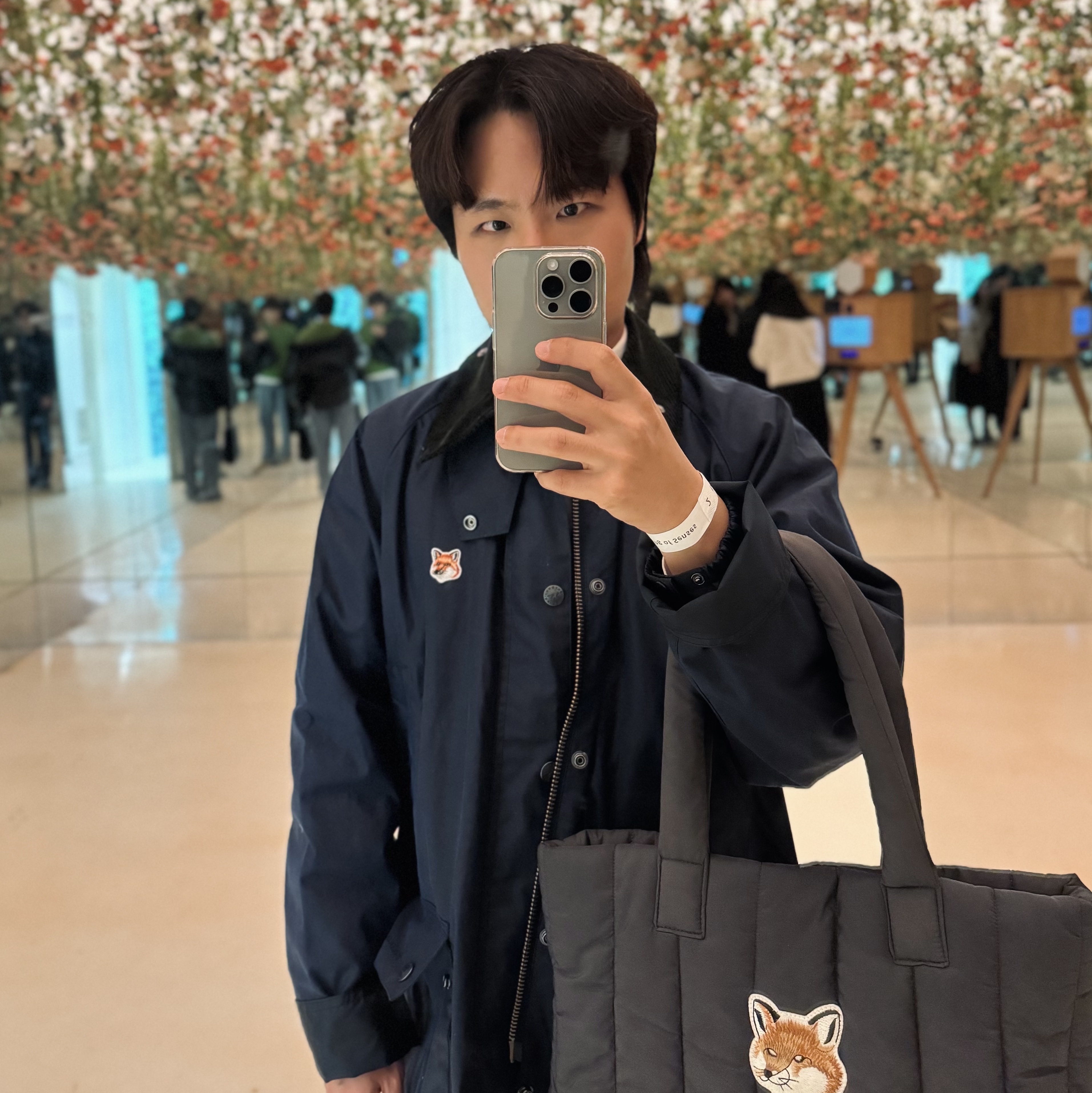 Barbour x Maison Kitsune Beaufort Waxed Jacket Indigo, Maison Kitsune x Laneige Padded Bag Navy 착용 스타일