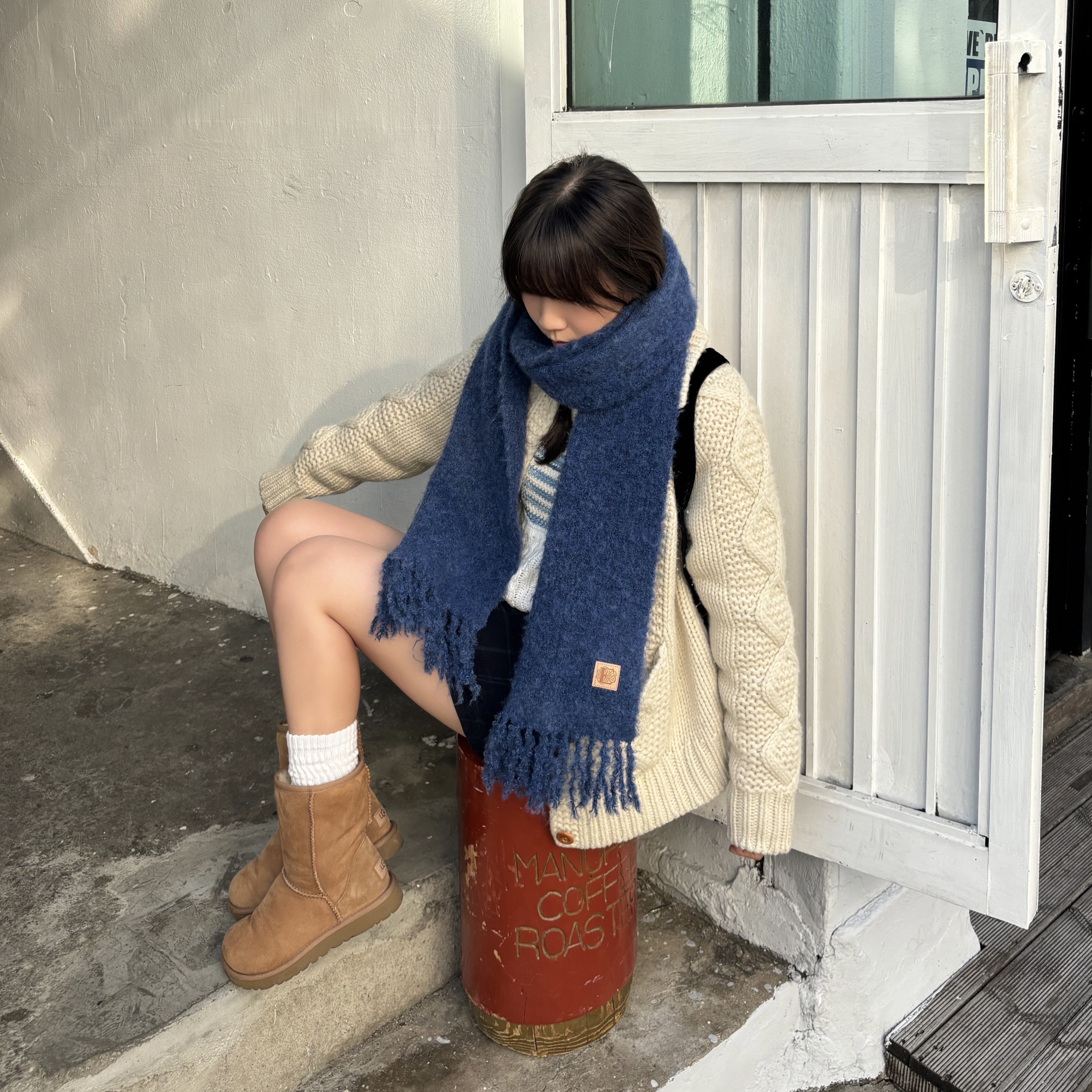 (W) UGG Classic Short II Boots Chestnut, The Barnnet Little Velvet Backpack Black 착용 스타일 - 4