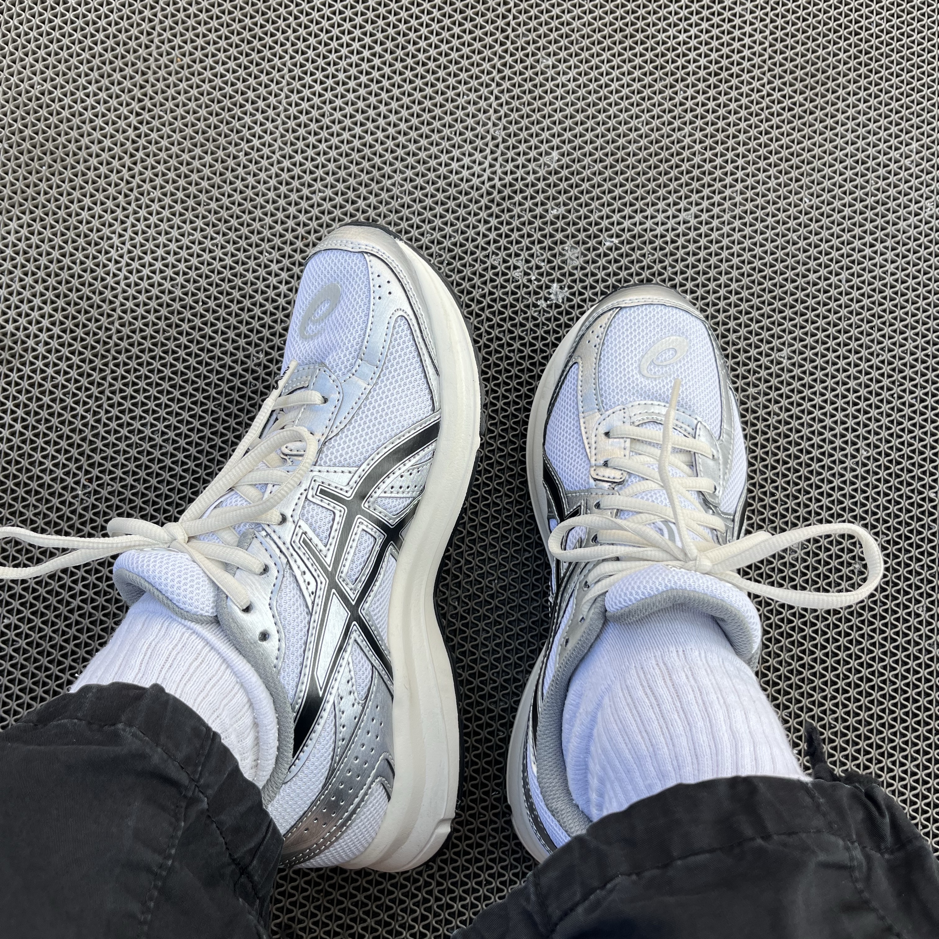 Asics Jog 100 S White Black - 2E Wide 착용 스타일