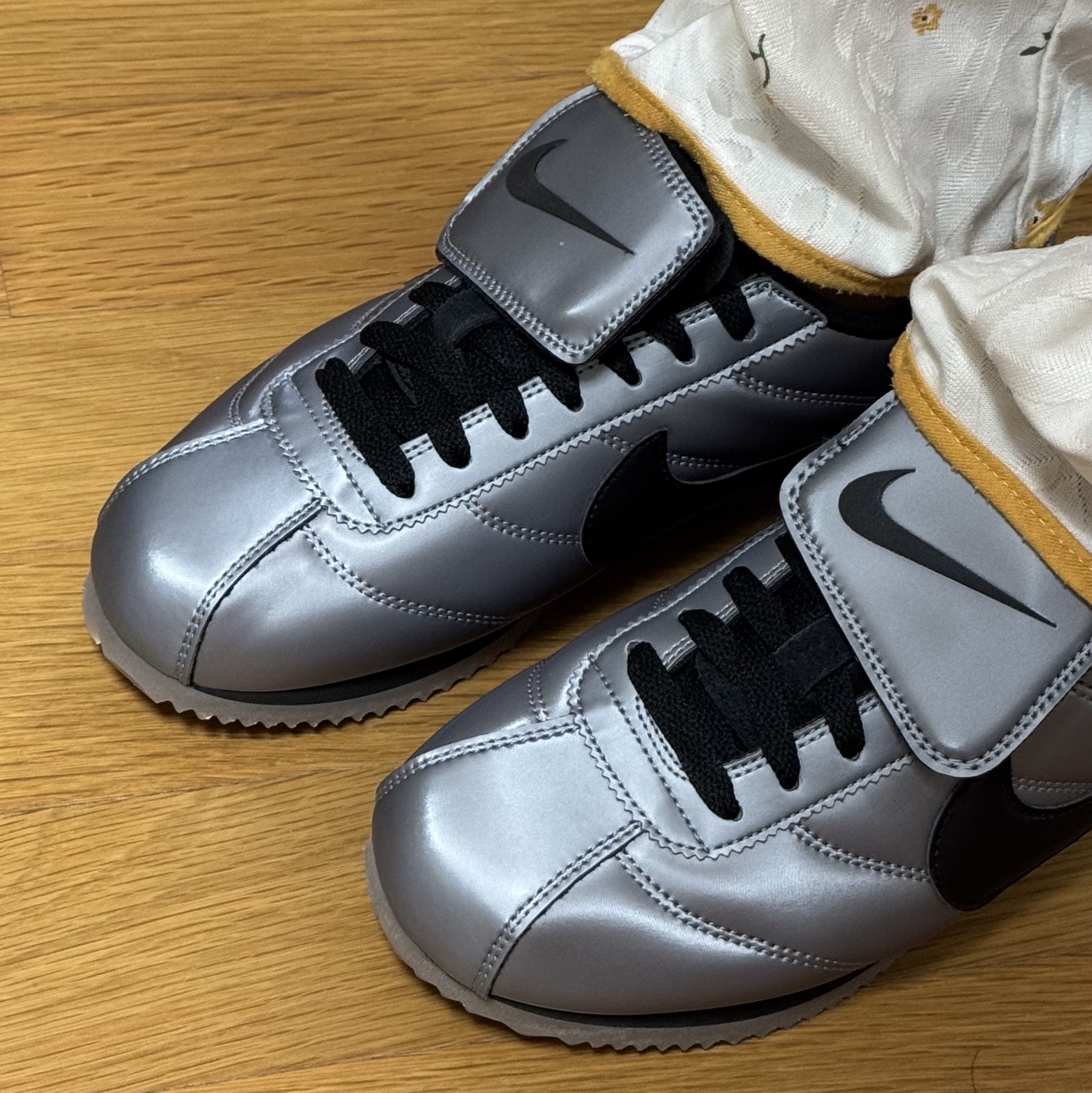 Nike Cortez Leather SE Metallic Cool Grey Black 착용 스타일 - 4