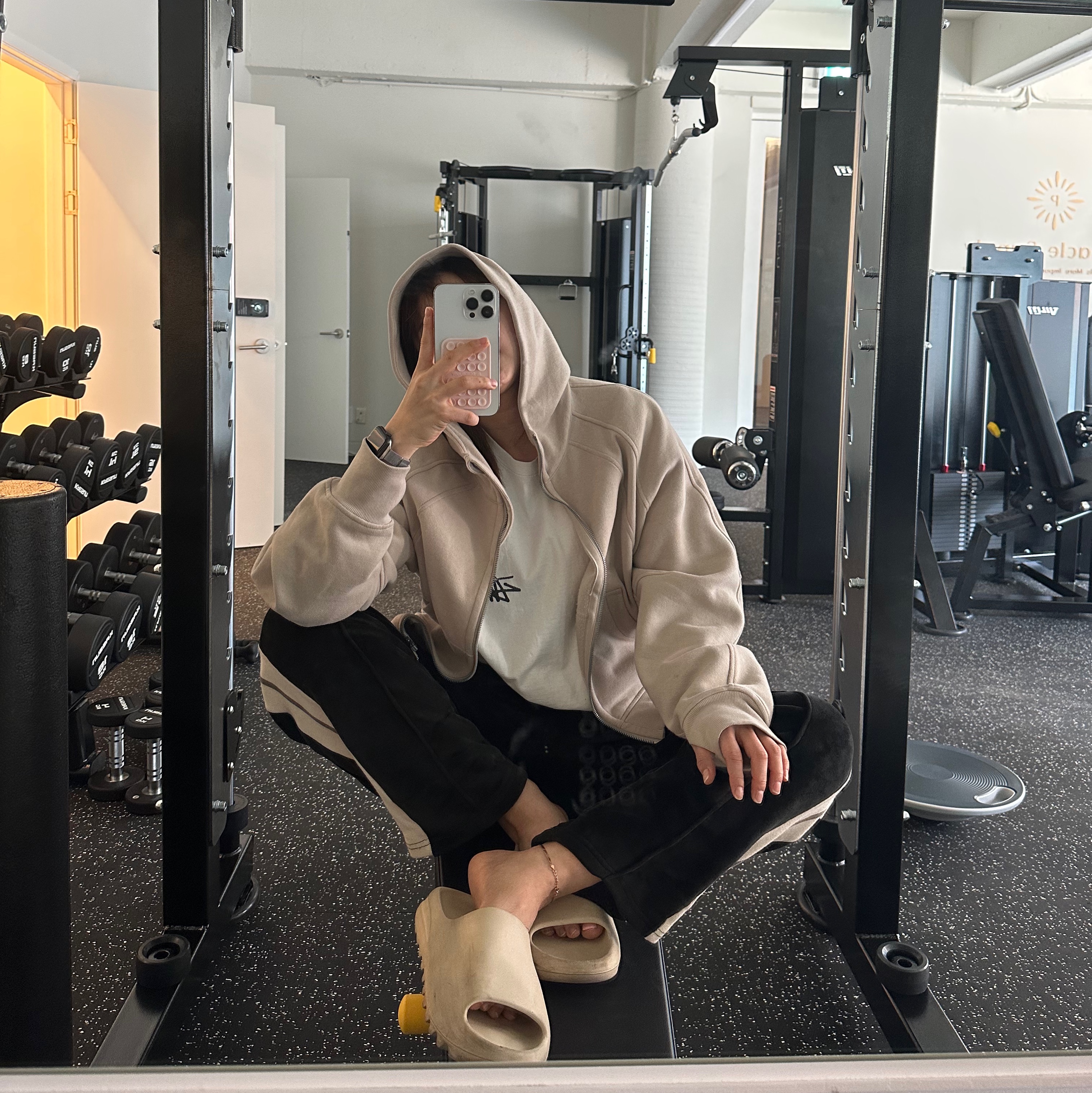 Adidas Yeezy Slide Bone 2022/2023, Stussy Old Phone Pigment Dyed T-Shirt Natural 착용 스타일
