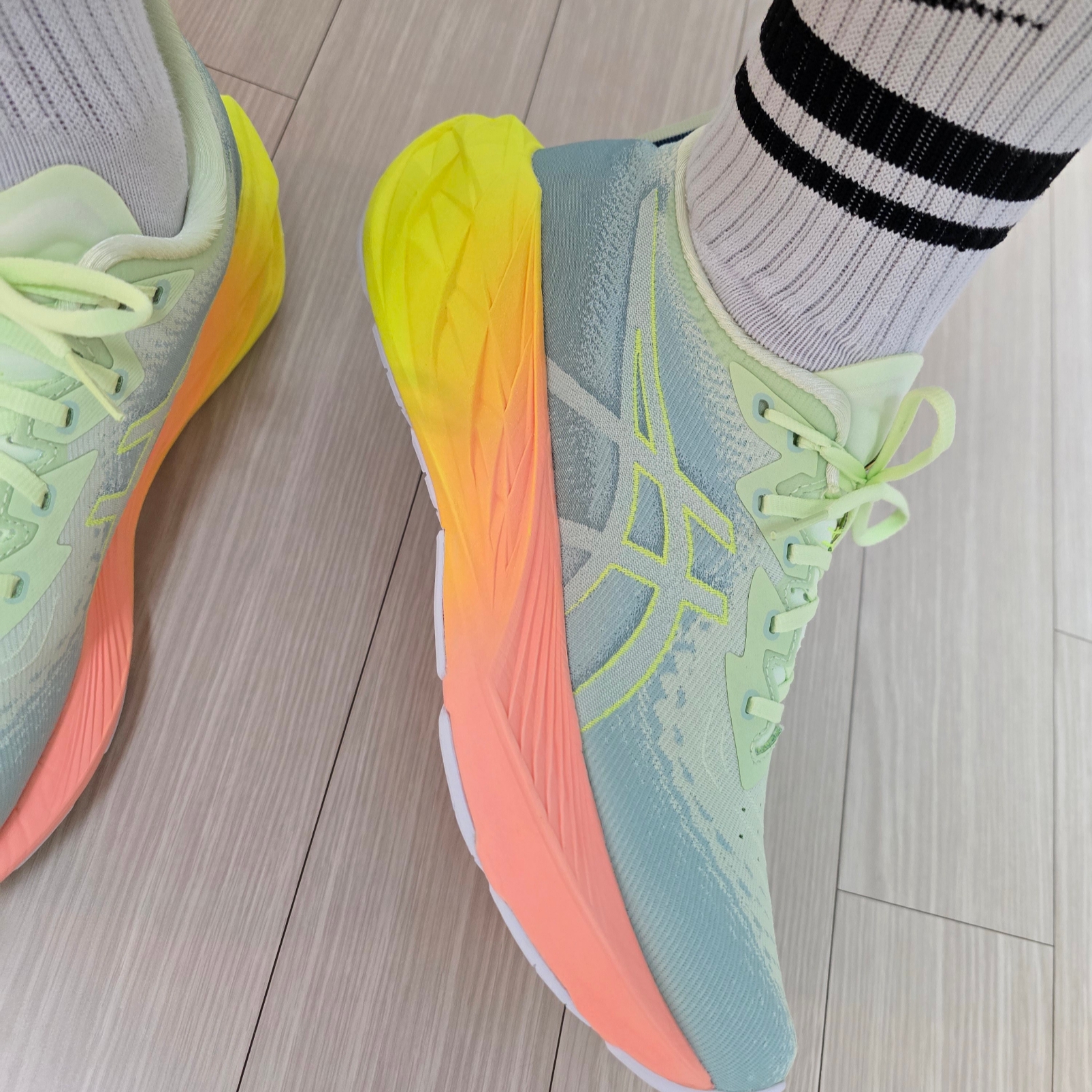 Asics Novablast 4 Cool Matcha Safety Yellow 착용 스타일 - 2