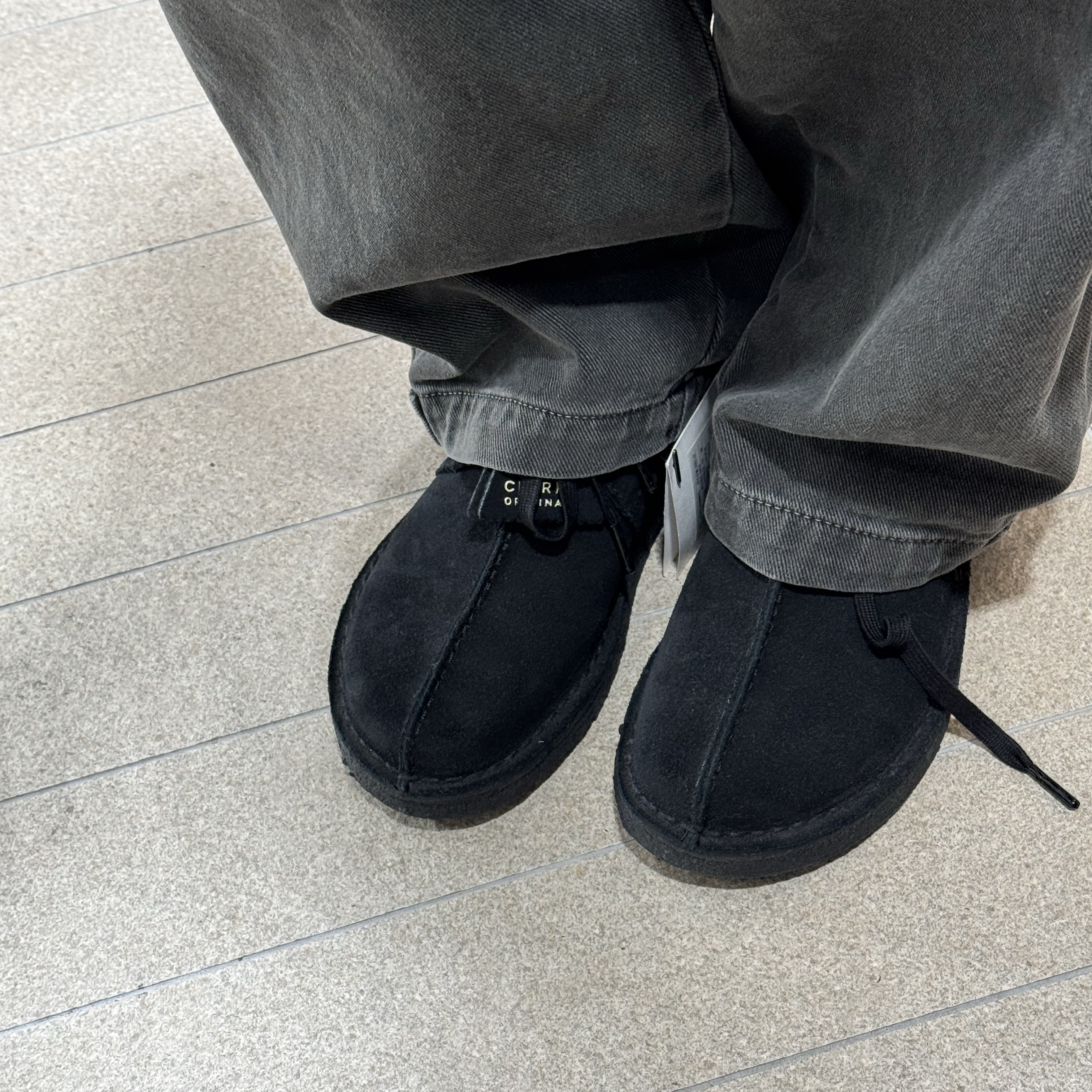 Clarks Desert Trek Black Suede 착용 스타일 - 1