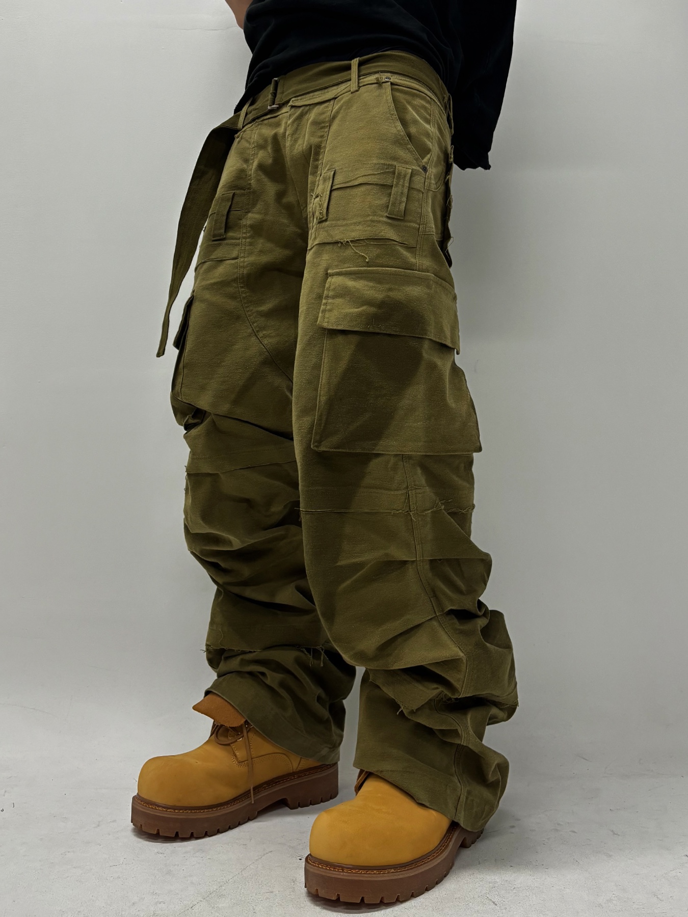 Wapworks Moleskin Belted Cargo Pants Olive Khaki 착용 스타일 - 1