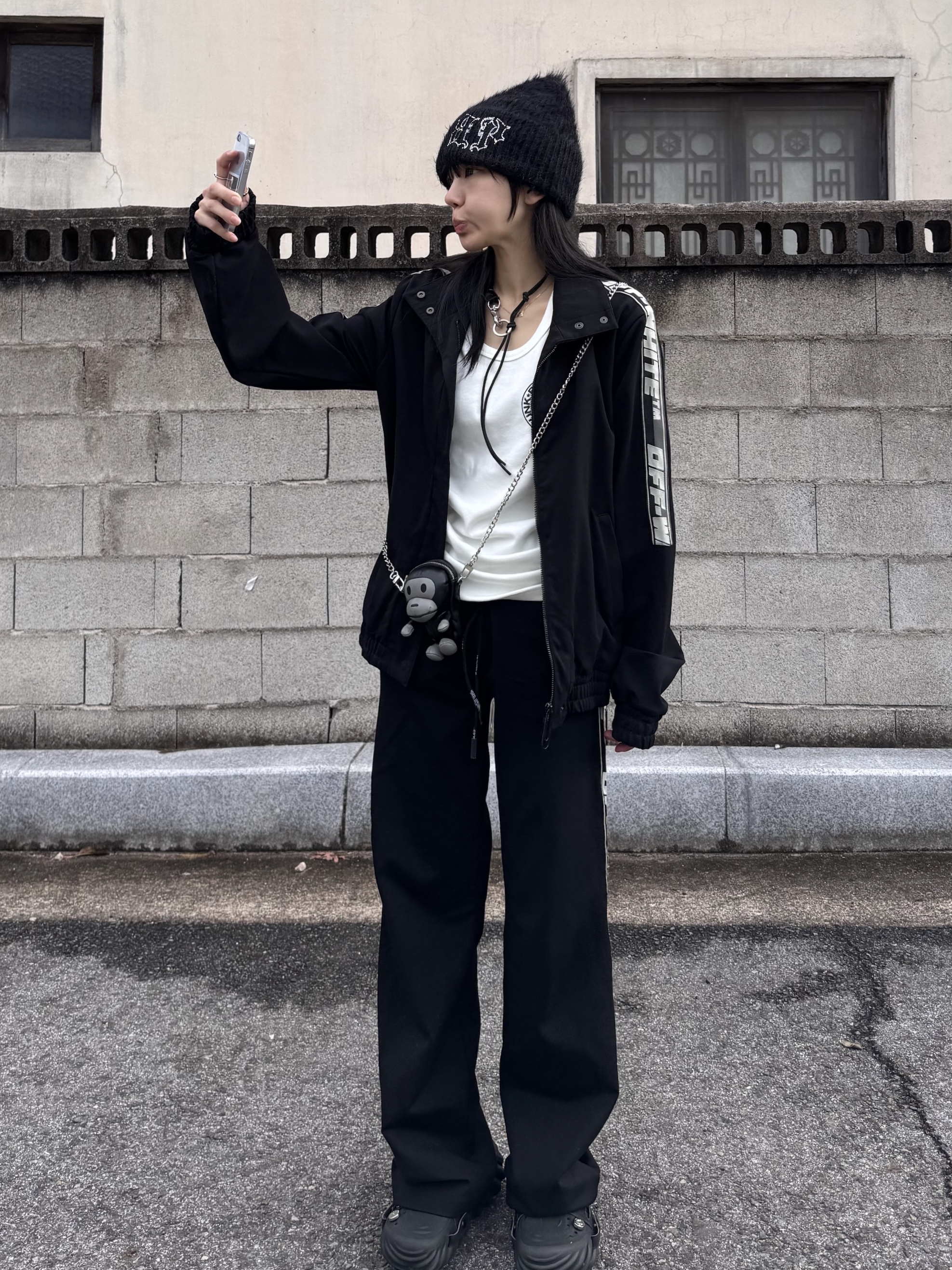BAPE Baby Milo Mini Shoulder Bag Black, Crocs x Feng Chen Wang Echo Clog Black 착용 스타일 - 2