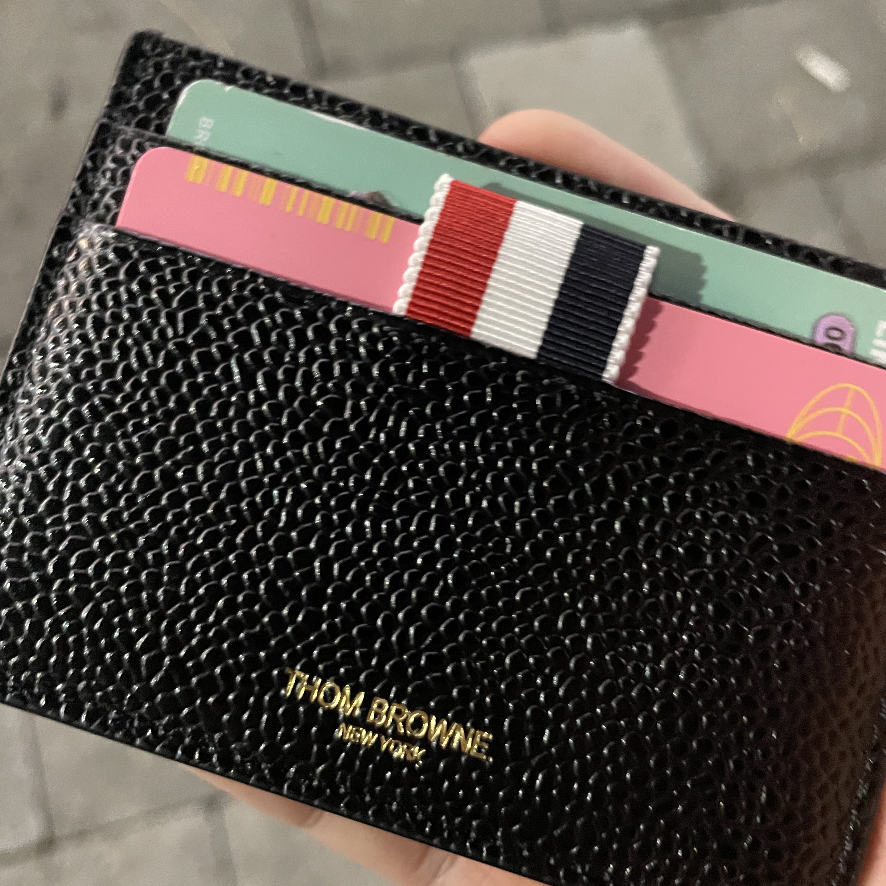 Thom Browne Pebble Grain Leather Stripe Single Card Holder Black 착용 스타일