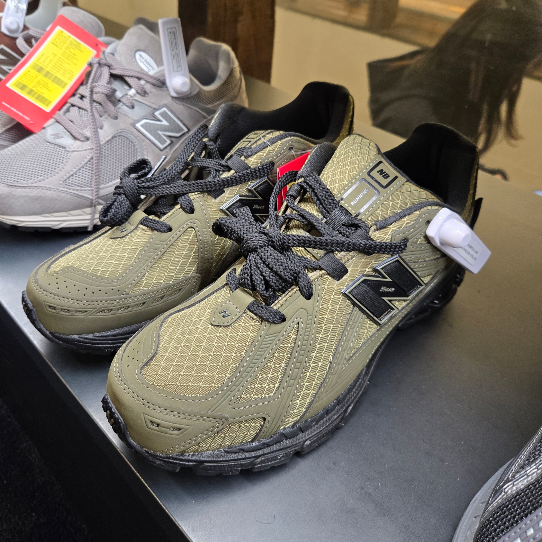 New Balance 1906R Dark Camo Black 착용 스타일 - 1
