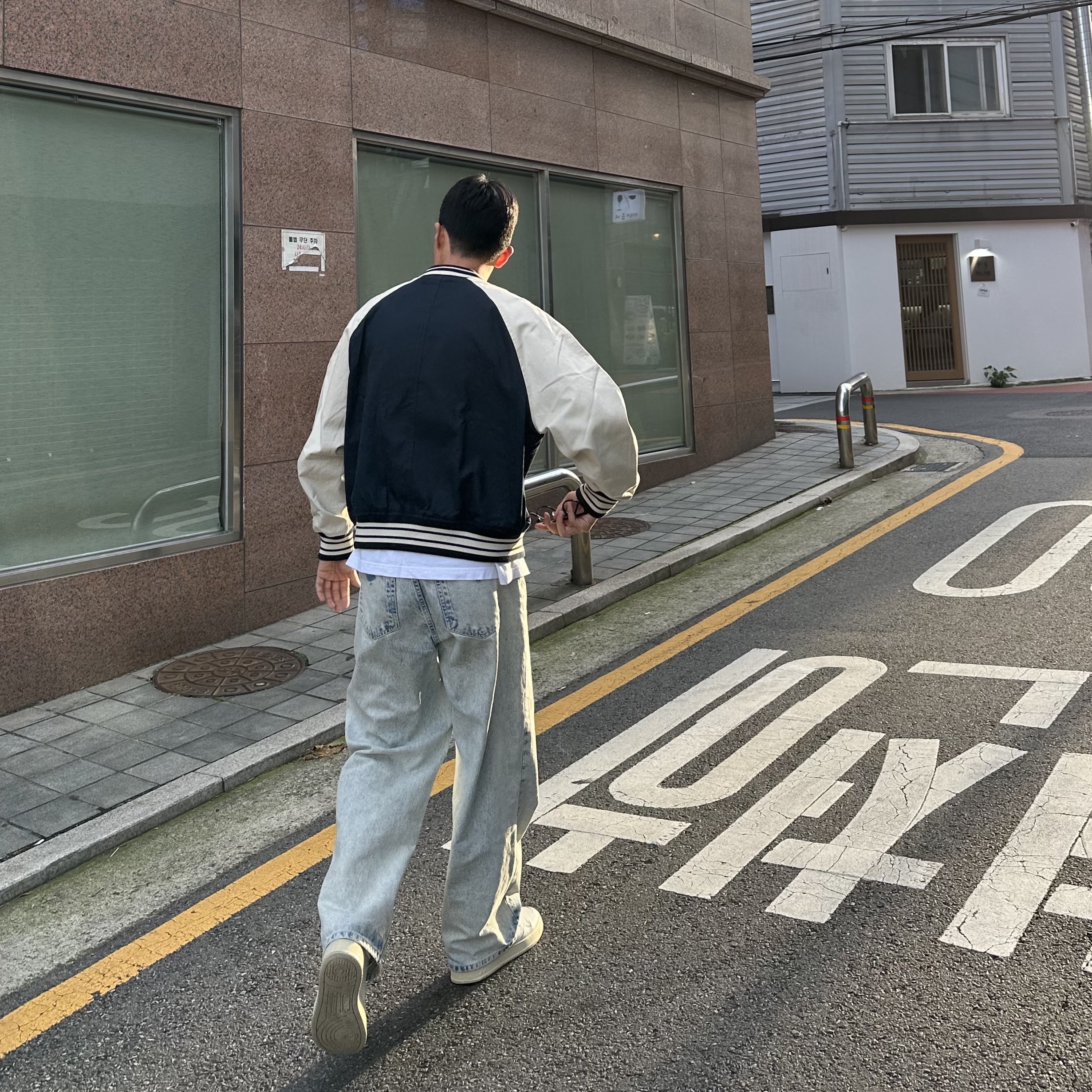 Autry Medalist Low Goatskin Sneakers White 착용 스타일 - 2
