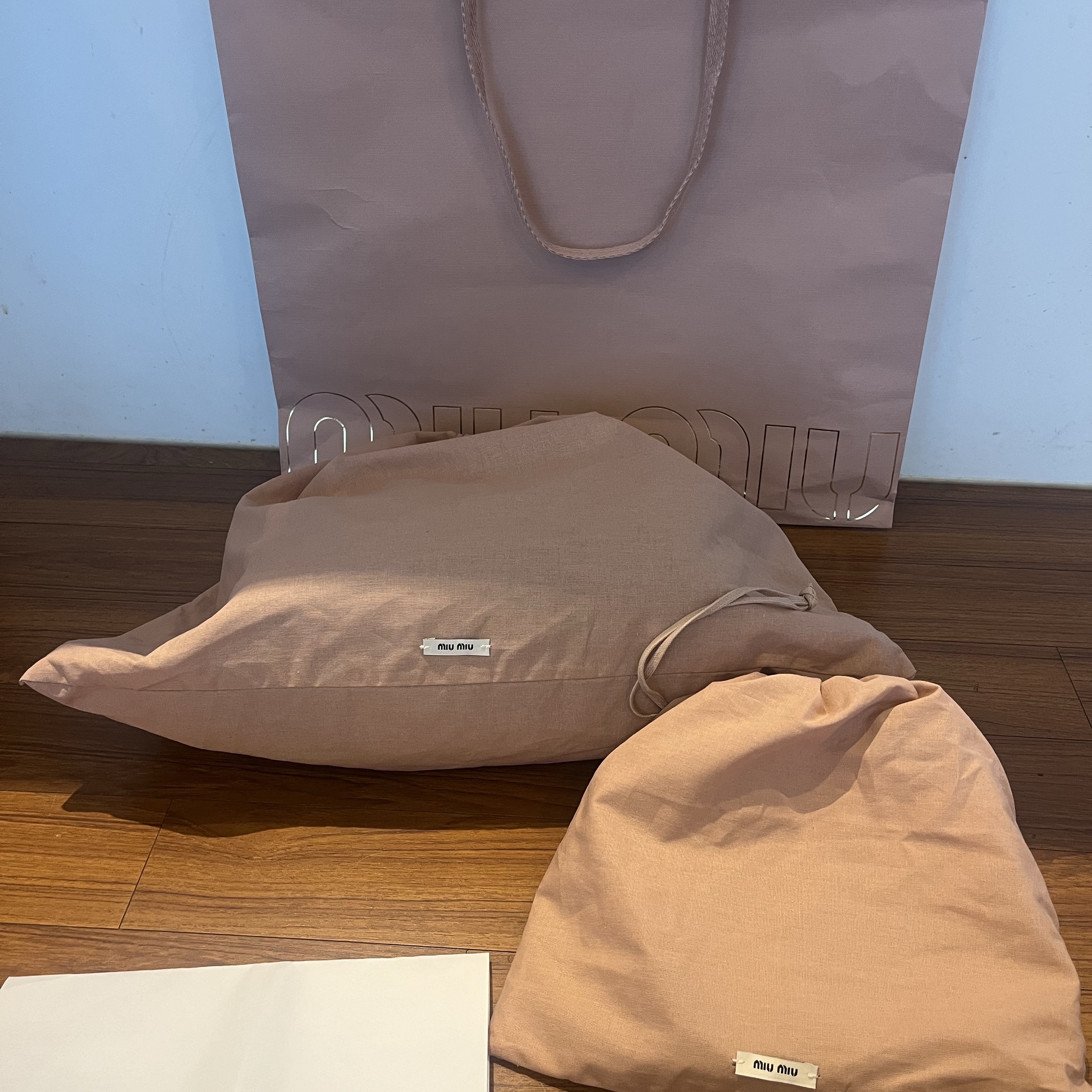 Miu Miu Matelasse Nappa Leather Top Handle Bag Sage Green 착용 스타일