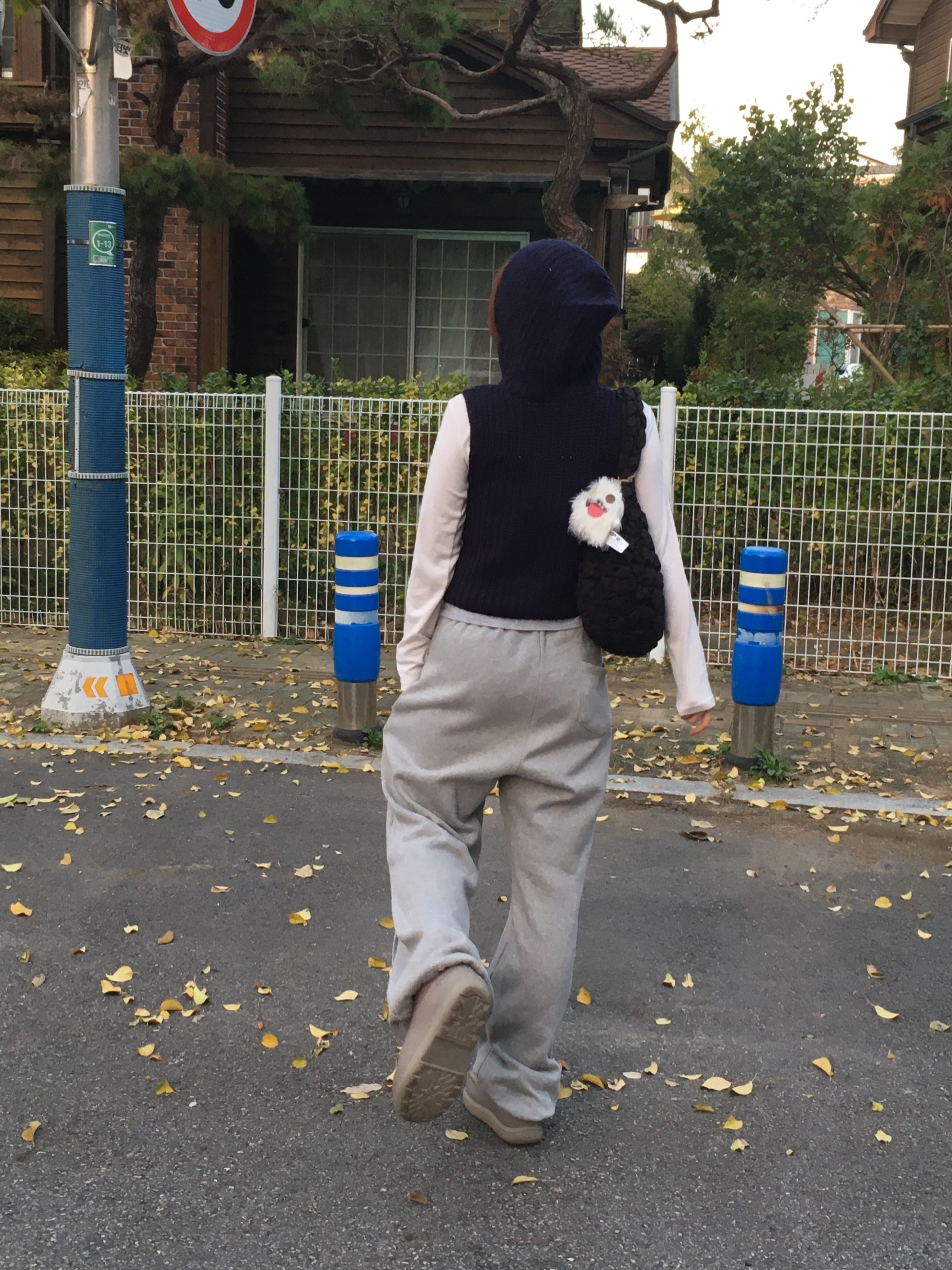 (W) Matin Kim Pocket Hoody Zip Up Knit Vest Navy, COS Quilted Mini Bag Black 착용 스타일 - 2