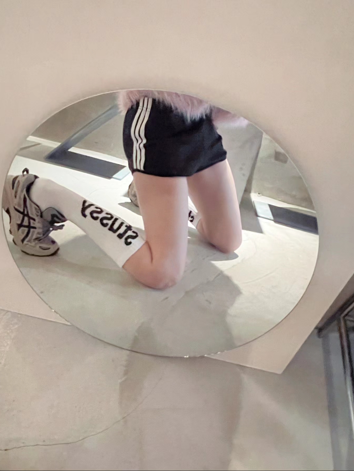 Stussy Helvetica Crew Socks White Black, Chanel Clutch with Chain Lambskin & Gold Black Lilac 착용 스타일 - 2