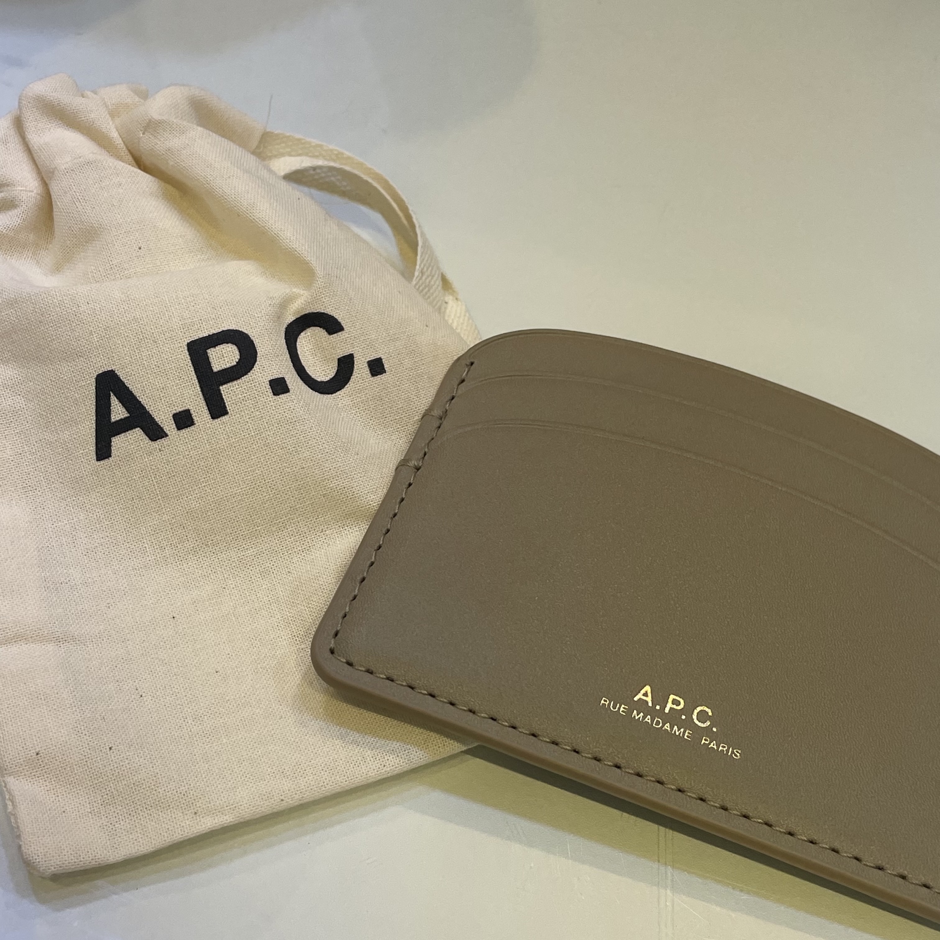 A.P.C. Demi-Lune Card Holder Beige Grey 착용 스타일