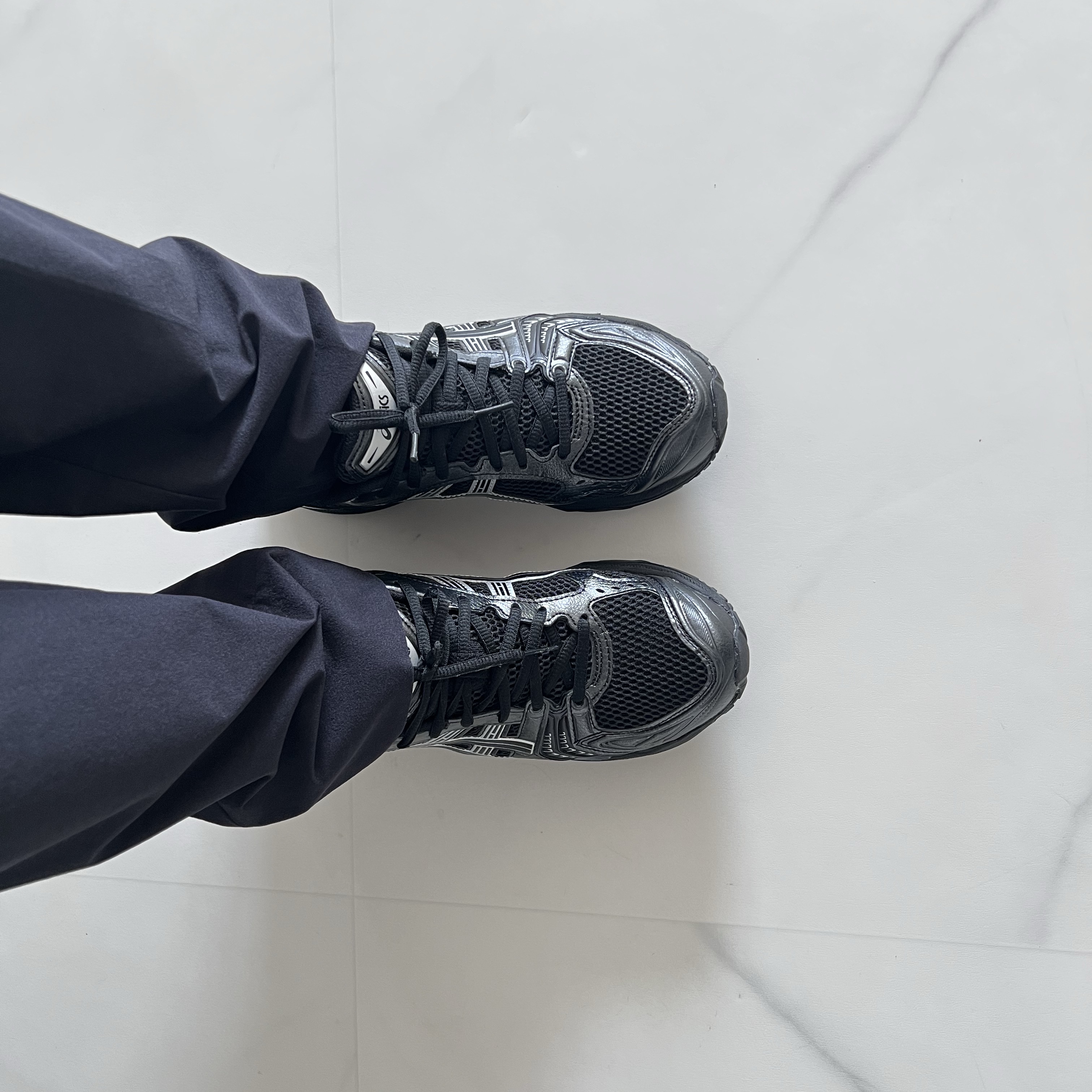 Asics Gel-Kayano 14 Black Pure Silver 착용 스타일 - 3