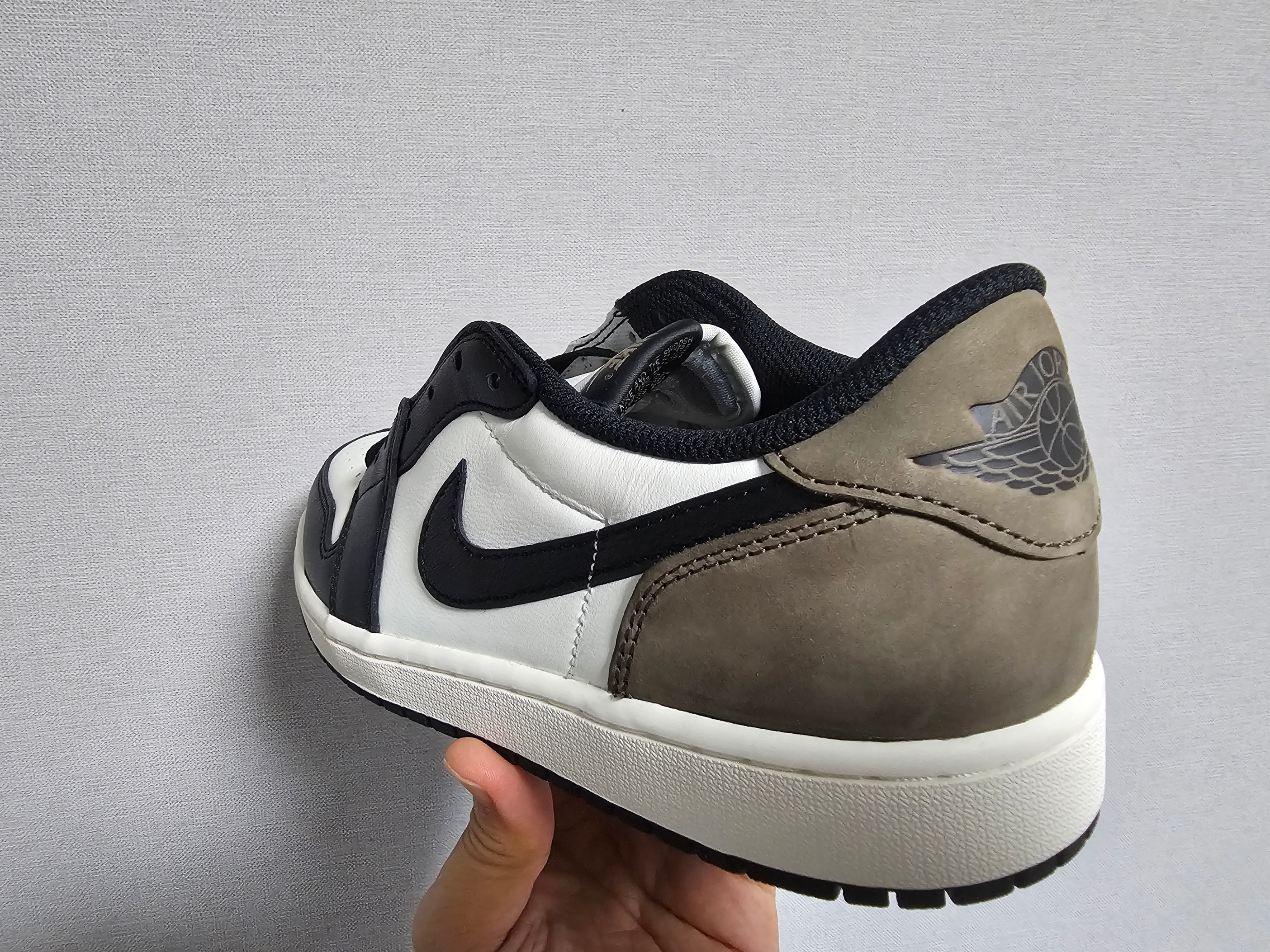 Jordan 1 Retro Low OG Mocha 착용 스타일