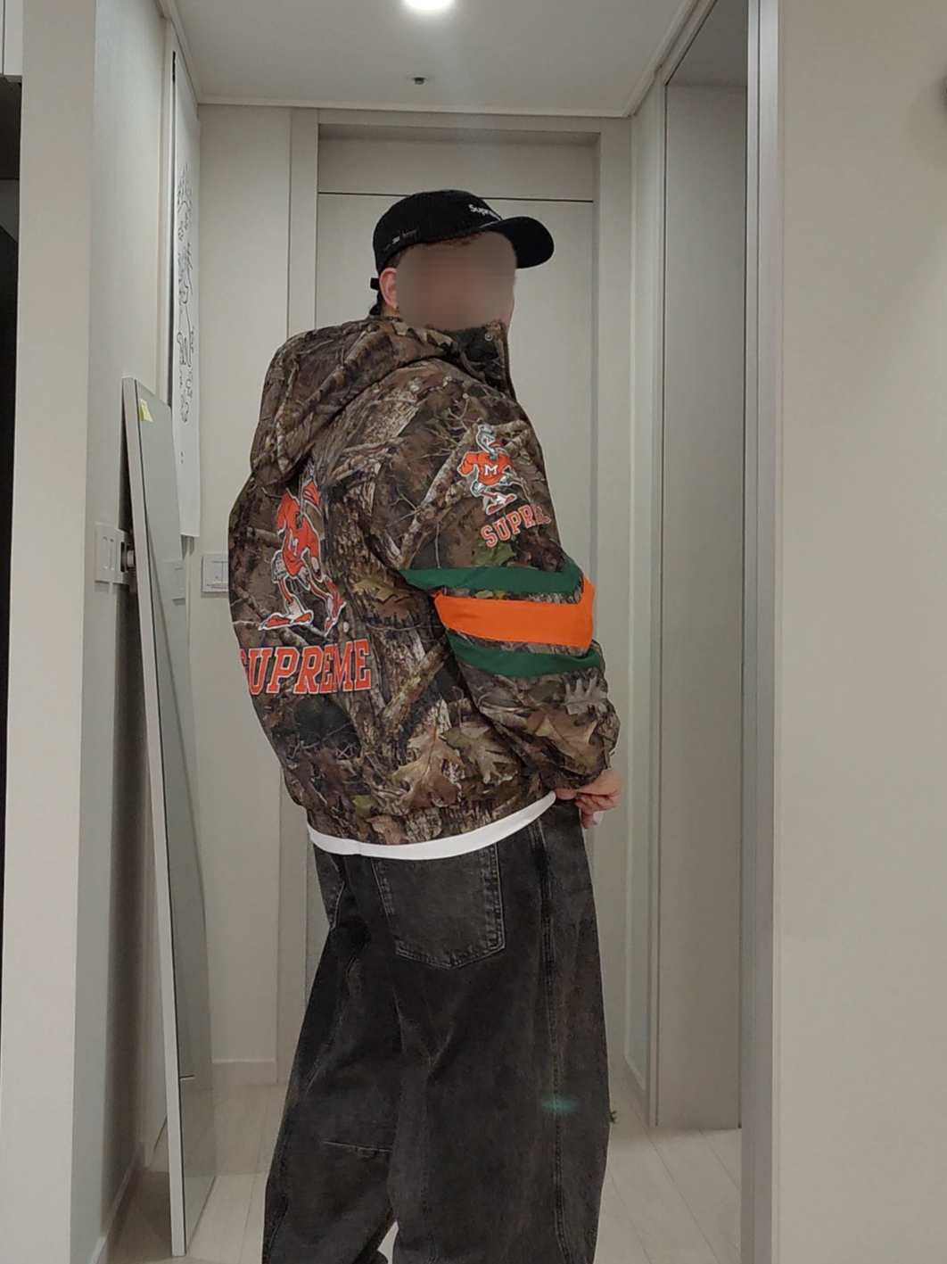 Supreme Mitchell & Ness NCAA Hooded Stadium Jacket TrueTimber Kanati Camo - 24FW, Supreme Box Logo Hooded Sweatshirt Ash Grey - 23FW 착용 스타일 - 6