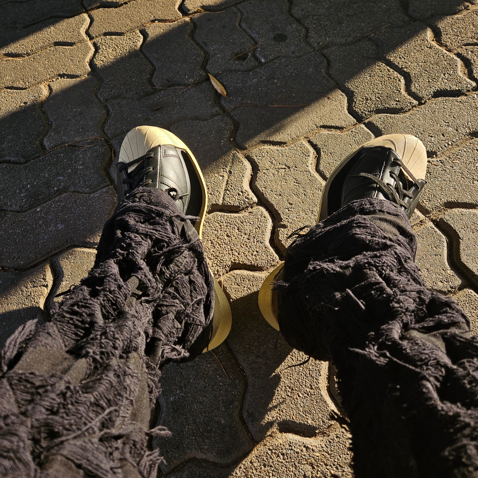 Y-3 Gendo Superstar Black Easy Yellow 착용 스타일 - 1