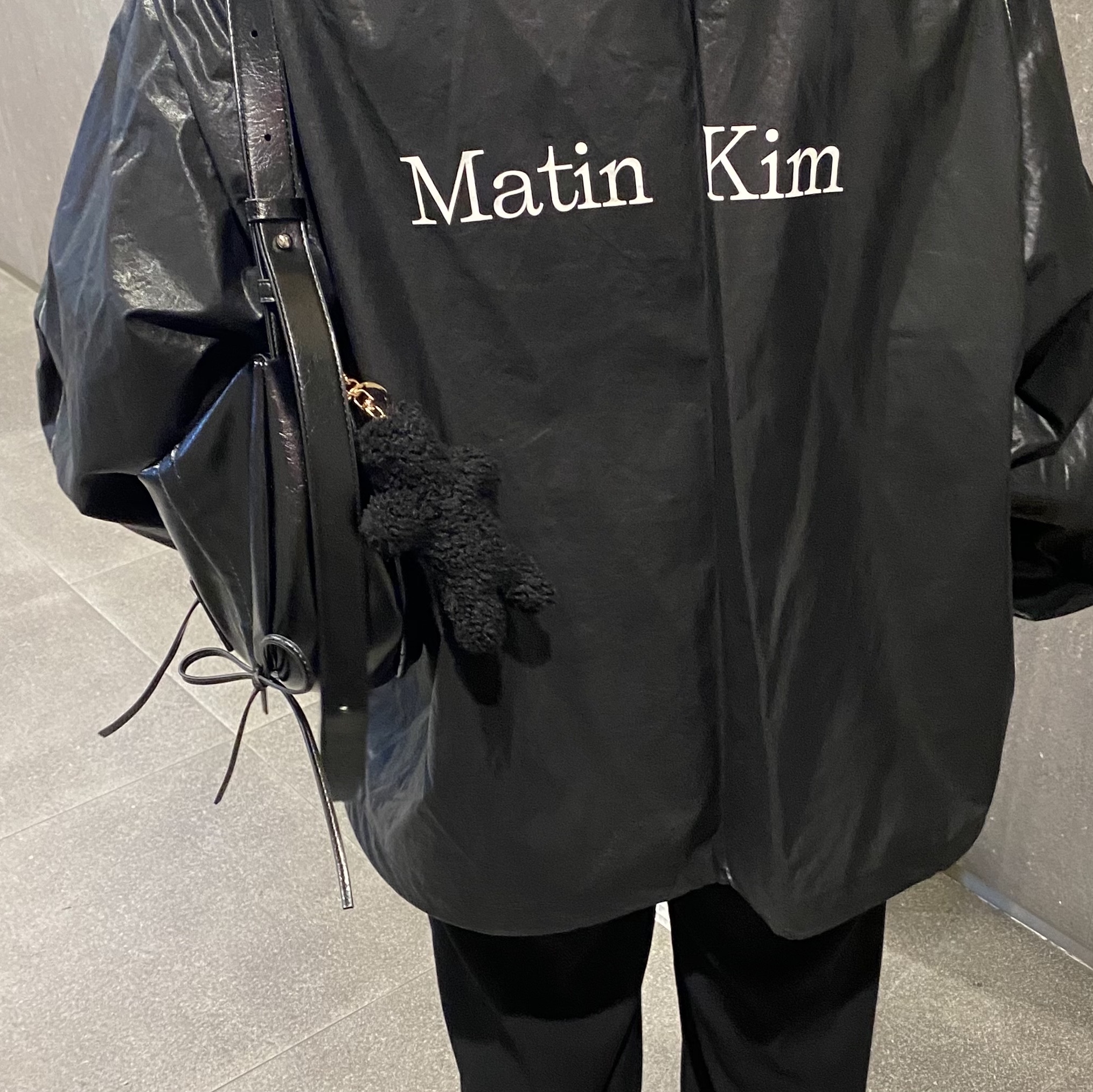 (W) Matin Kim Logo Coating Jumper Black, Matin Kim Half Shirring Ribbon Round Bag Black 착용 스타일
