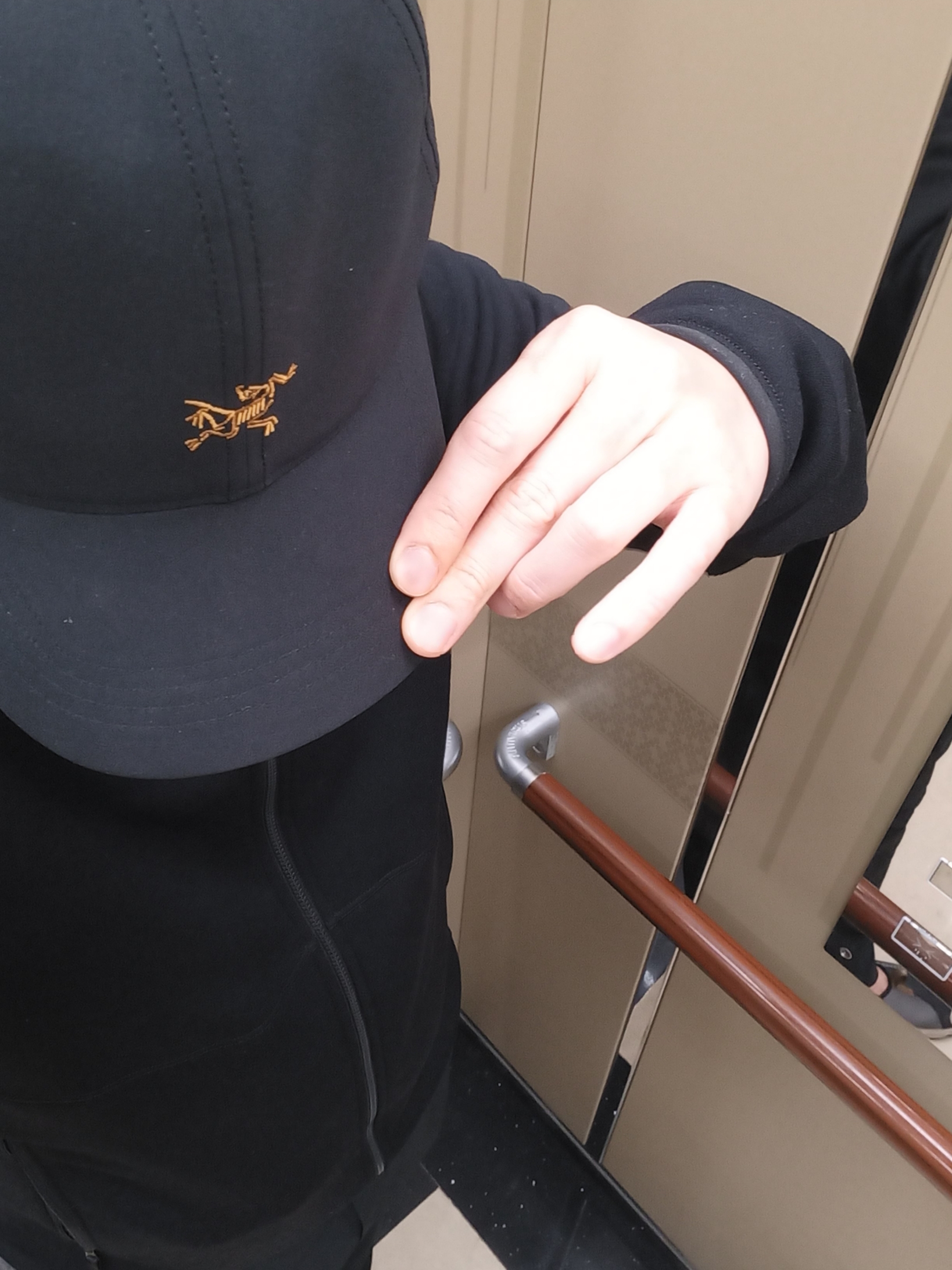 Arc'teryx Kyanite Pullover Hoodie Black, Salomon RX Slide 3.0 Black Plum Kitten 착용 스타일 - 3